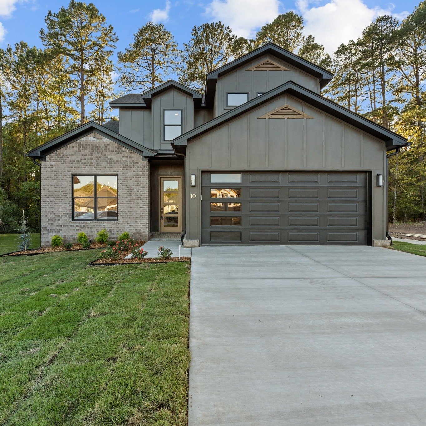 What do you think about this exterior look? We are loving mixing it up for a moody and modern vibe 🙌

#HDHomes #CommunityBuilders #ArkansasHomes #NewConstruction #HomeInspo