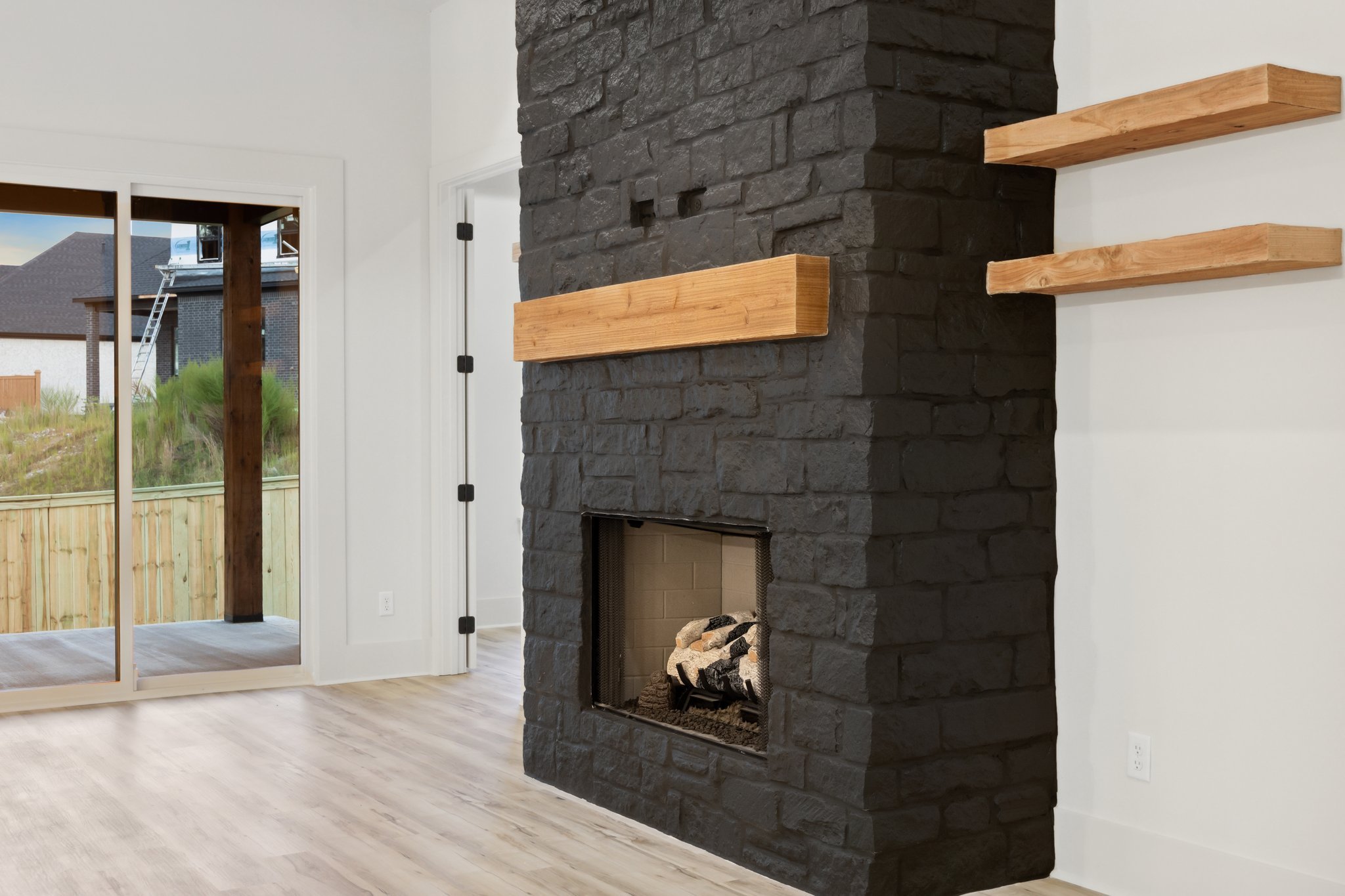 There is nothing quite like relaxing around the fire after a hectic holiday week 🔥 
It's time to lay back and eat some leftovers! 🙌 

#HDHomes #CommunityBuilders #CustomBuilders #ArkansasHomes