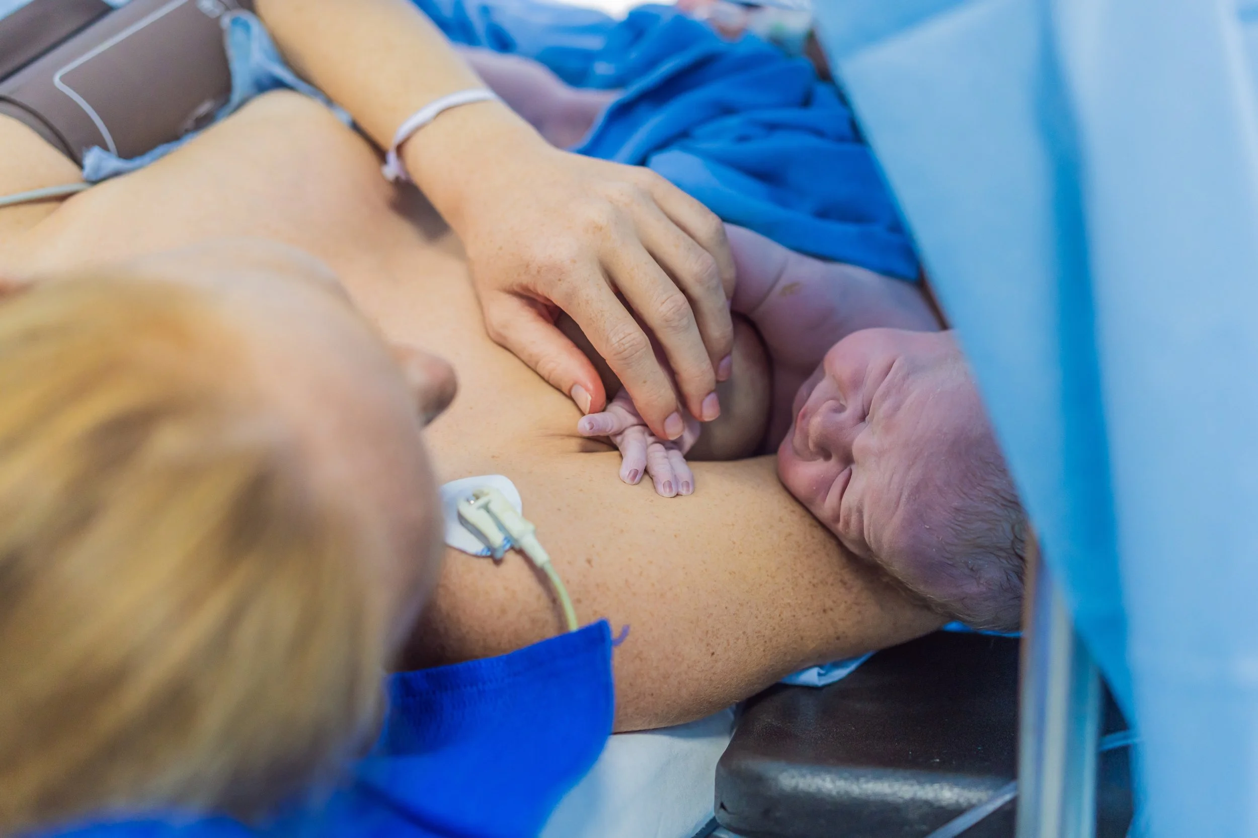 ในทารกที่คลอดครบกำหนดคุณแม่จำเป็นต้องเช็ดไขที่ตัวลูกออกหรือไม่