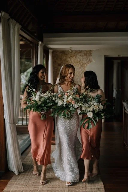 bride bridesmaids wedding bouquets
