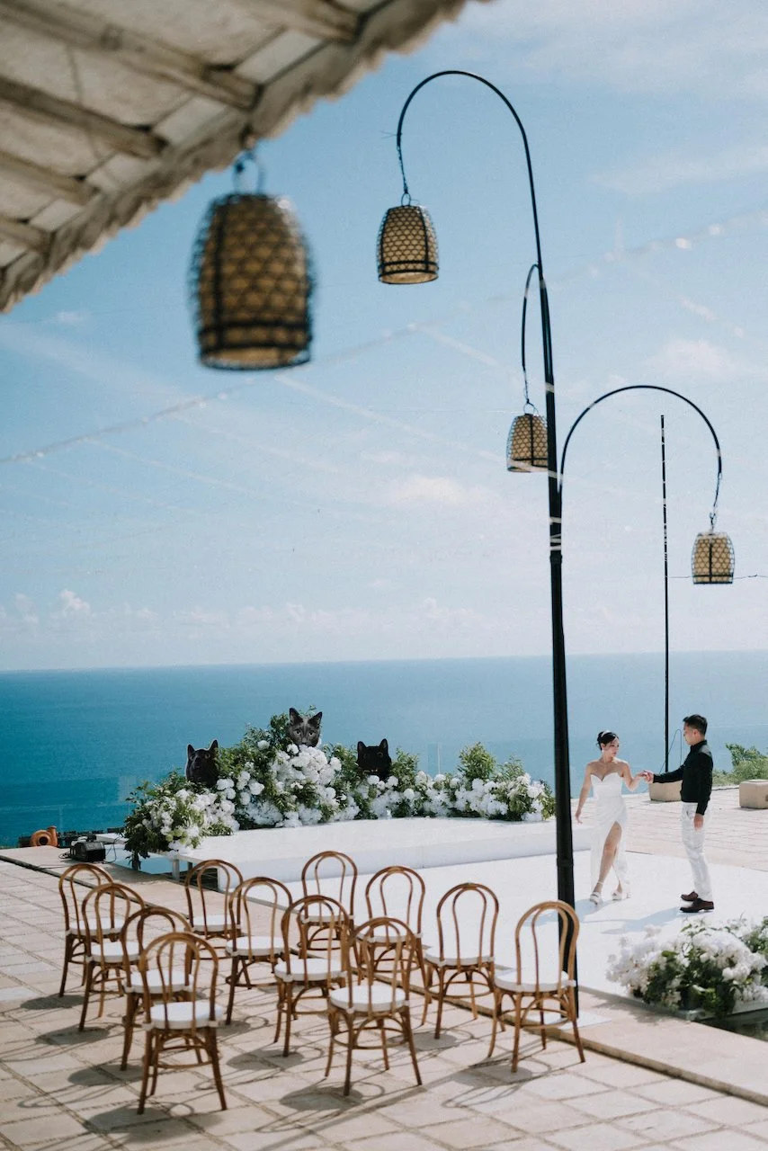 Oceanfront wedding ceremony altar at Villa Plenilunio featuring unique black cat floral decor.