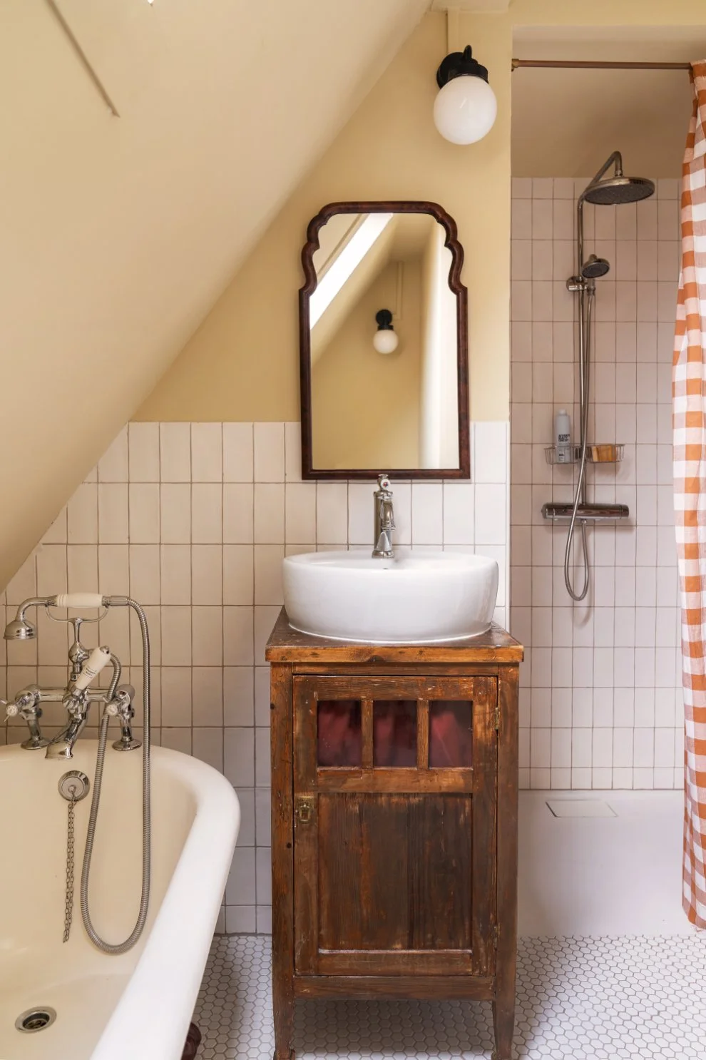 Een uniek badkamer kastje creëren van een tweedehands meubel