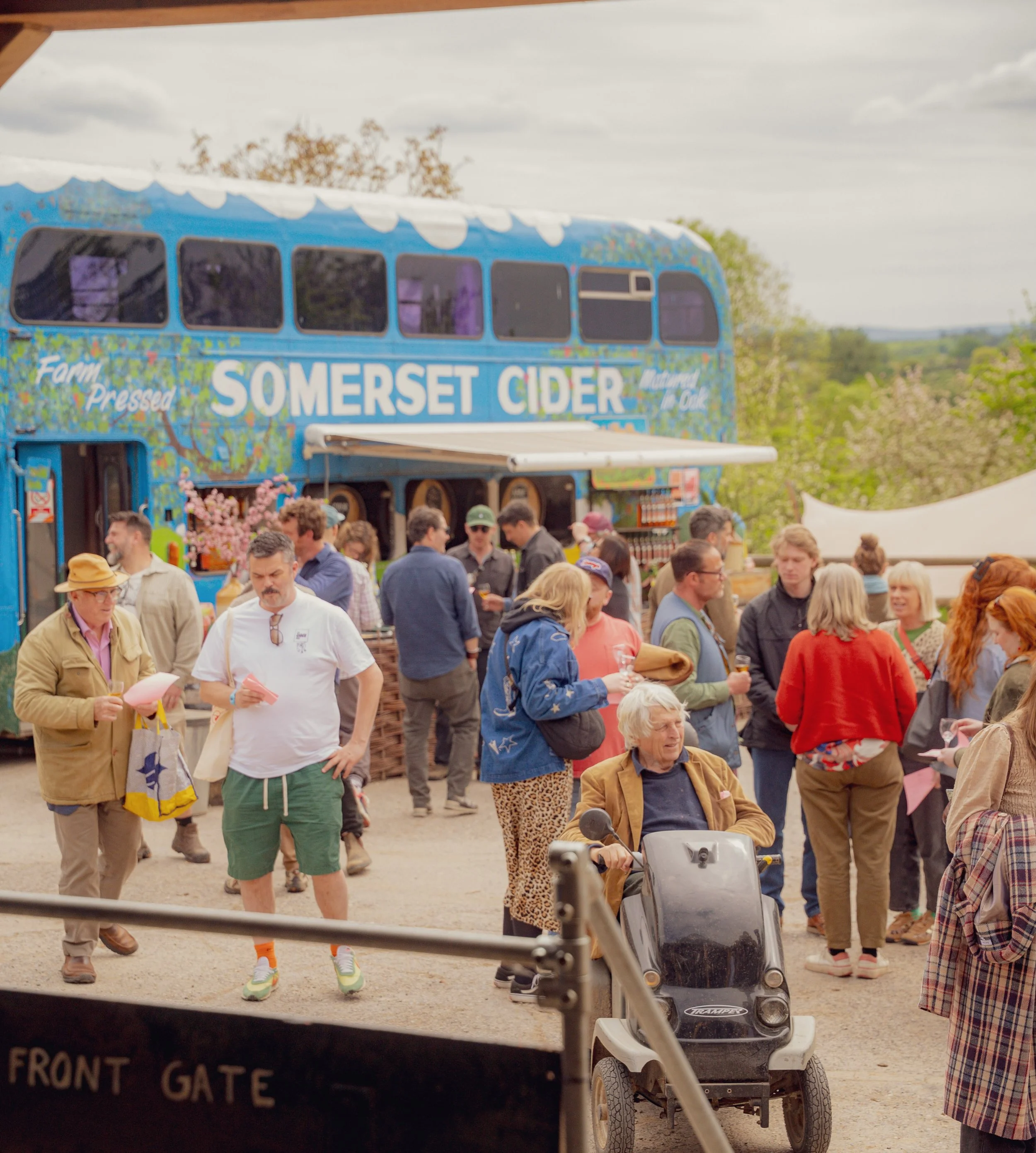 This Saturday is our penultimate Cider Bus Saturday of the year. Brilliant food by @basement17tacos and music by @razzomo who are utterly brilliant. It also marks the start of Somerset Arts Week and we have an artist workshop with @katherine.oshea do