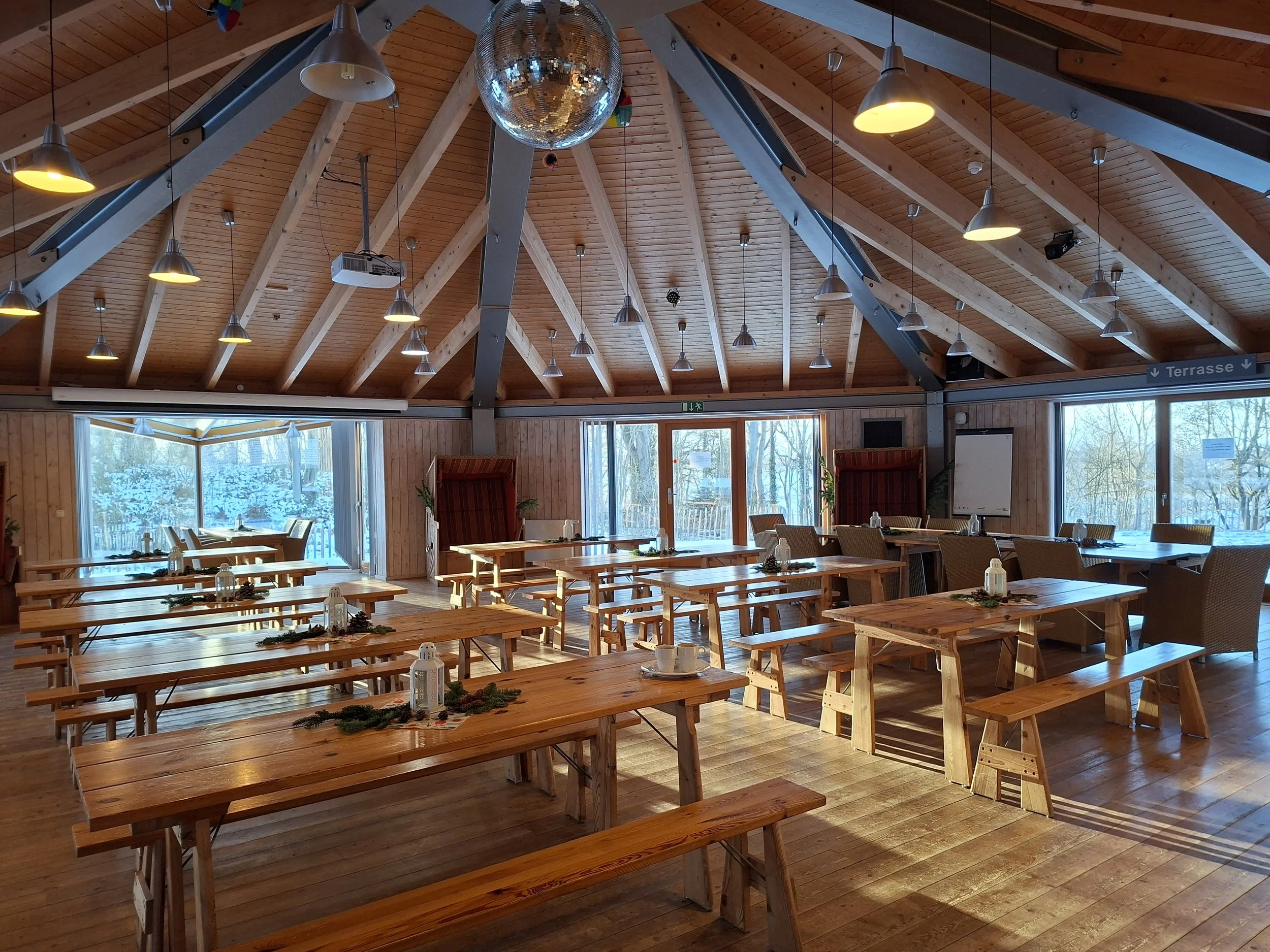 Großer, gemütlicher Gruppenraum auf dem Koppelsberg am Plöner See. Ideal für Teamtage, Firmen- oder Familienevents, Gruppenfahrten oder Freizeiten.