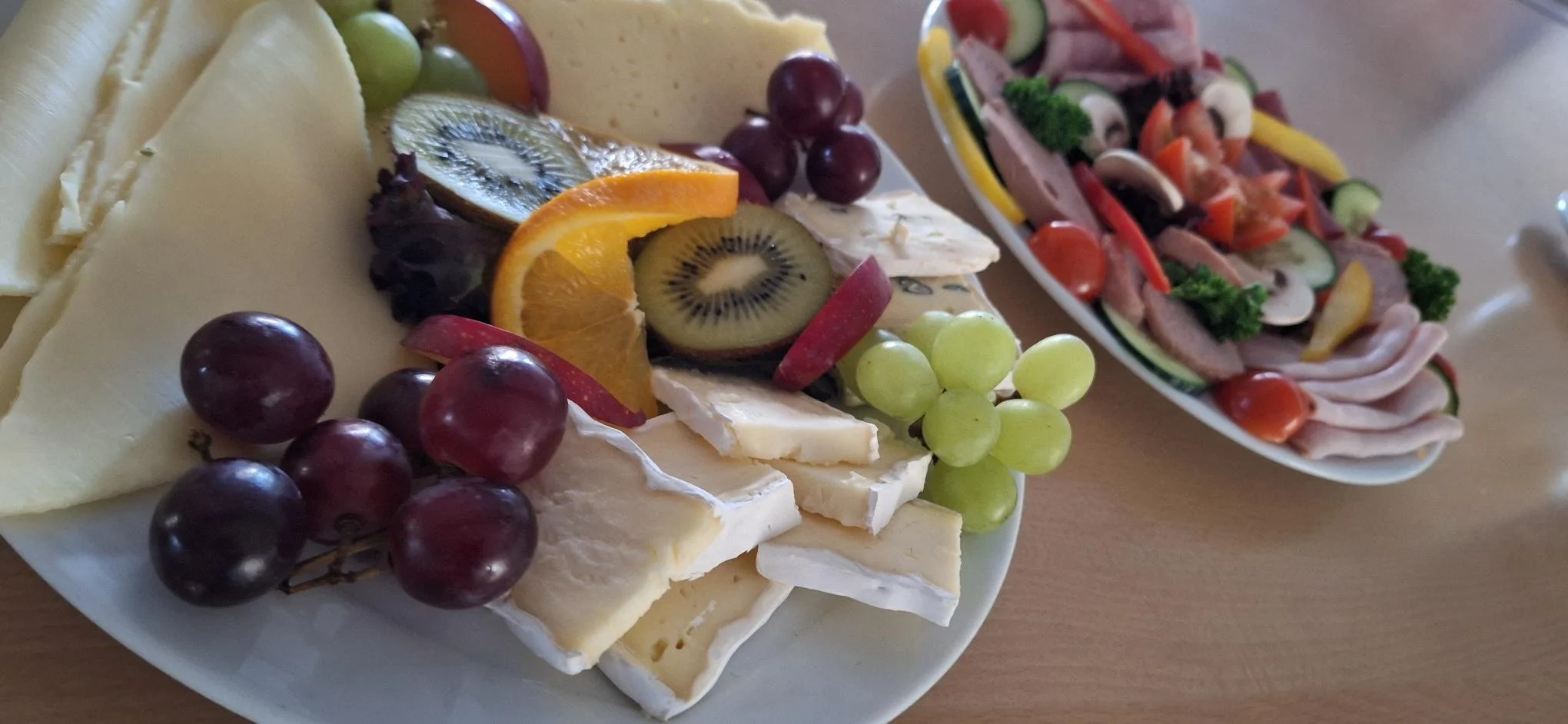 Käseteller mit Obst