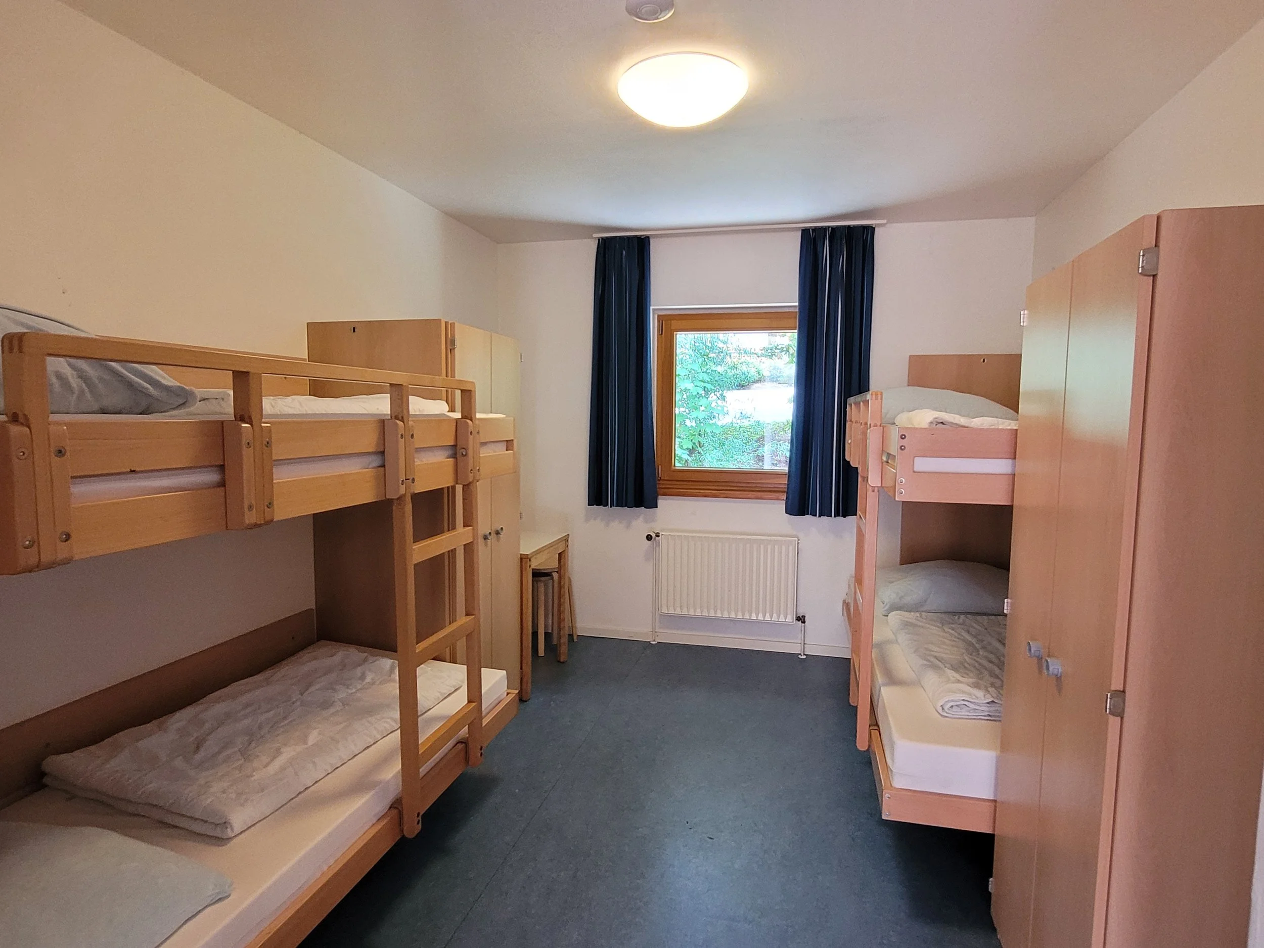 06_Blockhaus, 4-Bett-Zimmer_JFBS Koppelsberg.jpg
