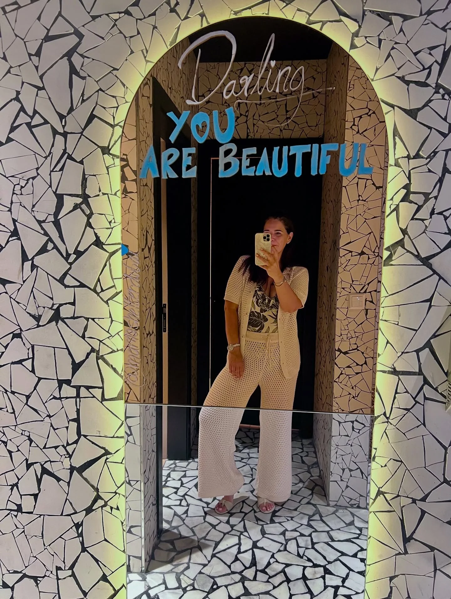 Need a daily dose of affirmations? ✨ Head to the gorgeous @mamashelterdubai and you&rsquo;ll find them waiting for you&hellip; right in the ladies&rsquo; restroom mirrors 💕 Such a fun touch!

It was our first visit and I was seriously impressed &mda