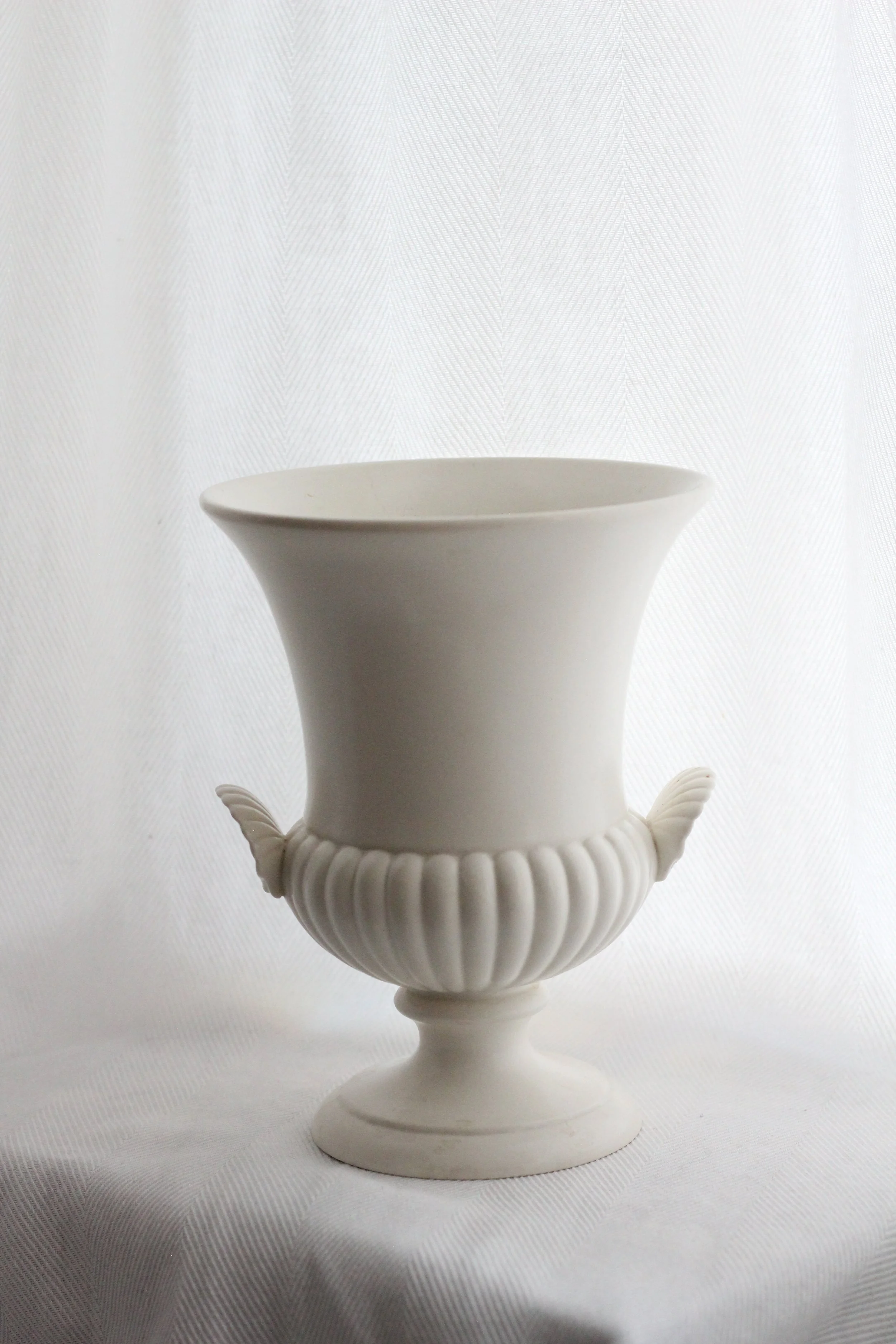 Wedgewood moonstone glaze urn, etruscan shell handles, 1960s