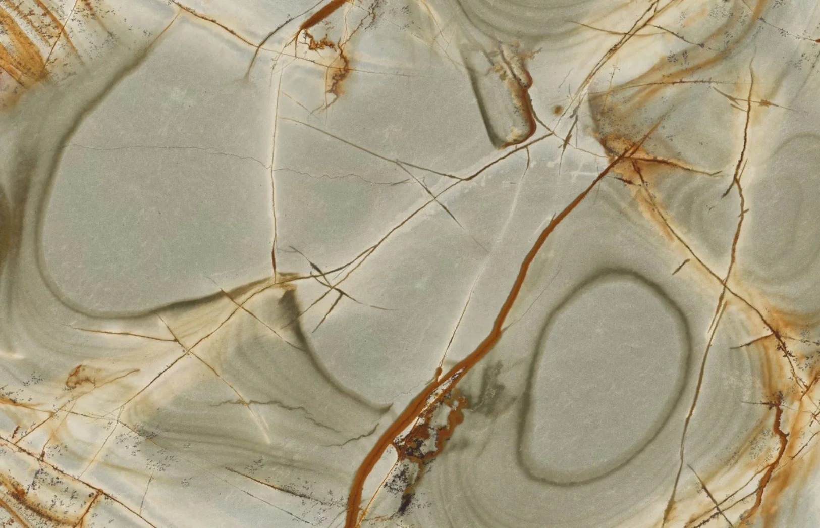 Close-up van een marmeren oppervlak met beige, bruin en grijze vlekken en aders.