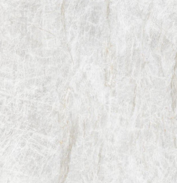 Een wit, licht getextureerd oppervlak dat lijkt op marmer of gekalkte muur.