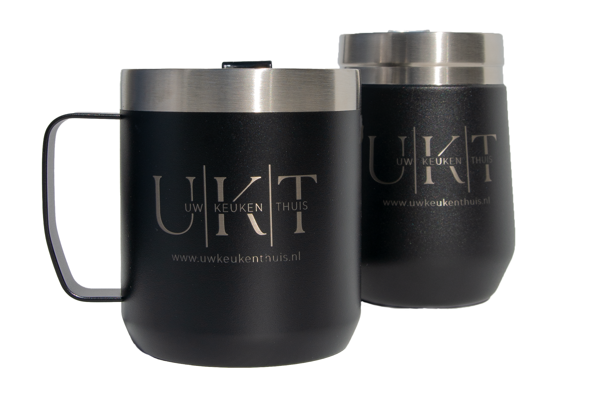 Twee zwart met zilveren thermosbekers met het logo en de website van Uw Keuken Thuis