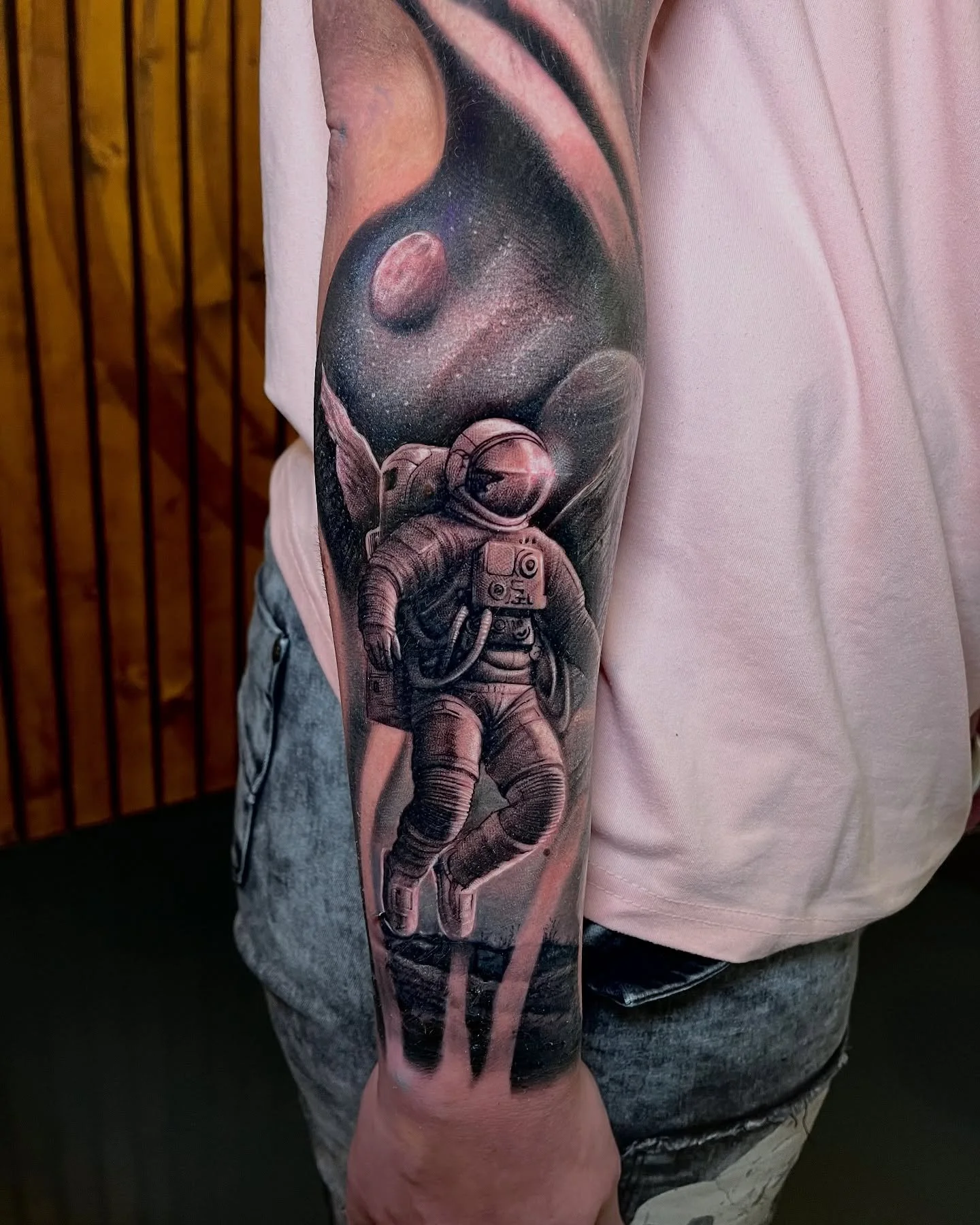 &ldquo;Don&rsquo;t stop dreaming&rdquo;
Amazing meaning for an amazing tattoo. 
Very happy with the result. Fine line realism black and gray. 
Thank you again for the trust @sanne125 

DM for more information about tattoo appointments
You can find me