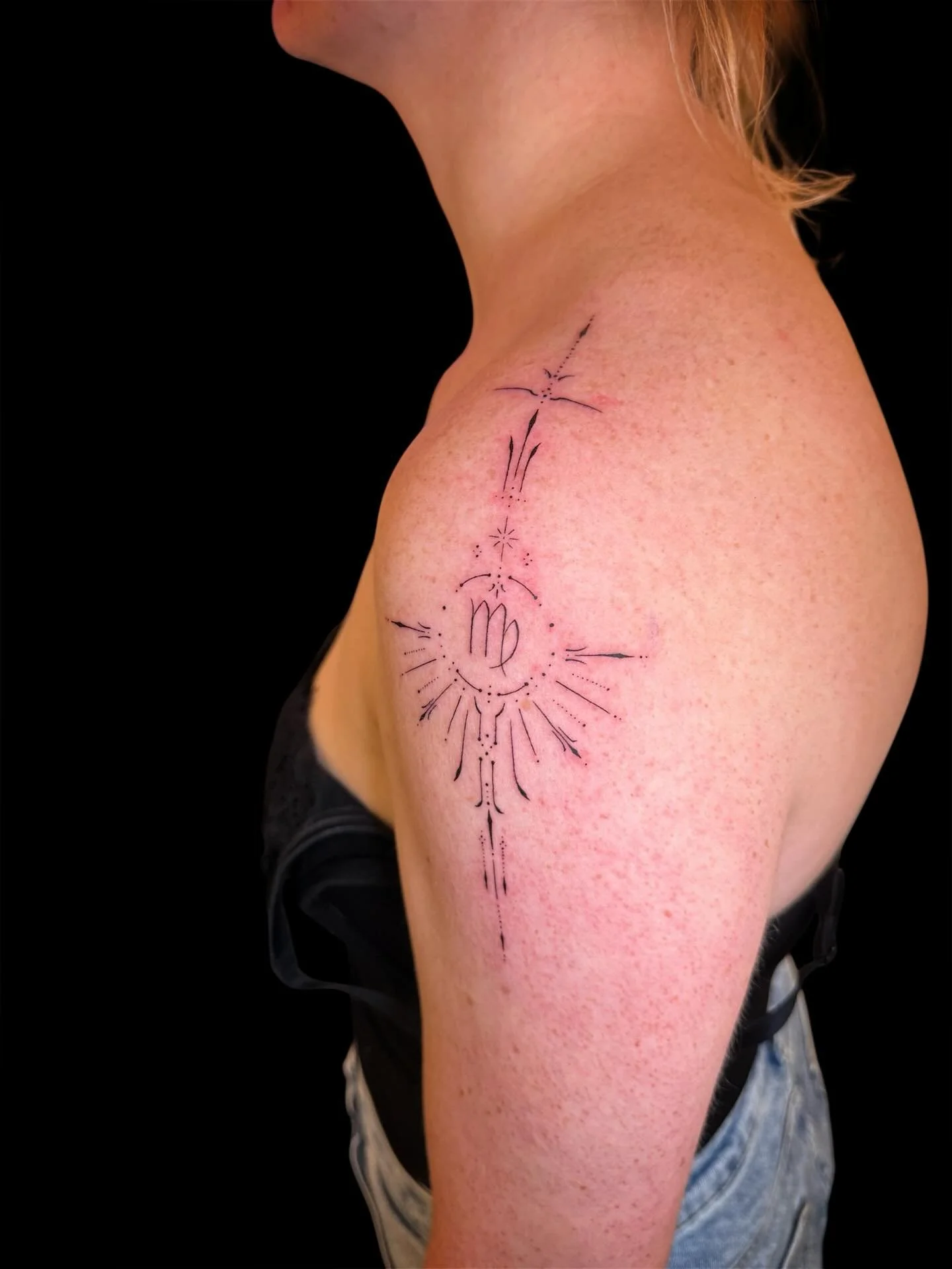 Love these ornaments😍

#finelinetattoo #floraltattoo 
#mandala #ornamental #tattooshopalkmaar #alkmaar #tattoo #houseofronintattoos #tattoos #noordholland #dutchtattoo #tattoonederland #tattoocentre #alkmaartattoo #design #tattoos_of_instagram #tatt