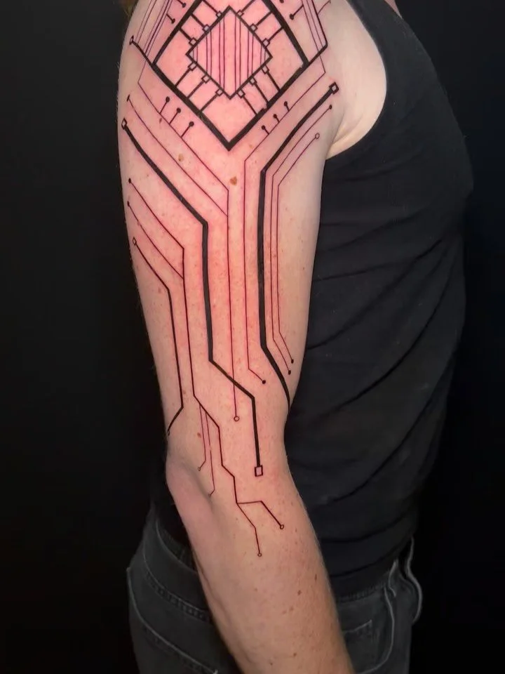 Cyberpunk inspired design. Challenge of straight line work. Very happy with the end result.
If you have a cool idea to turn into a tattoo. 
Send me a DM
You can find me in:
📍 @tattoo_birdy_ijmuiden 
📍 @house_of_ronin_tattoos 

#tattoo #cyberpunkers