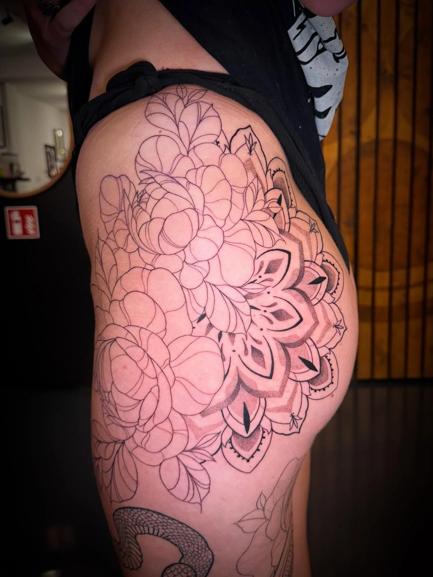 In progress😍 @geertjevanduin 

#finelinetattoo #floraltattoo 
#mandala #ornamental #tattooshopalkmaar #alkmaar #tattoo #houseofronintattoos #tattoos #noordholland #dutchtattoo #tattoonederland #tattoocentre #alkmaartattoo #design #tattoos_of_instagr