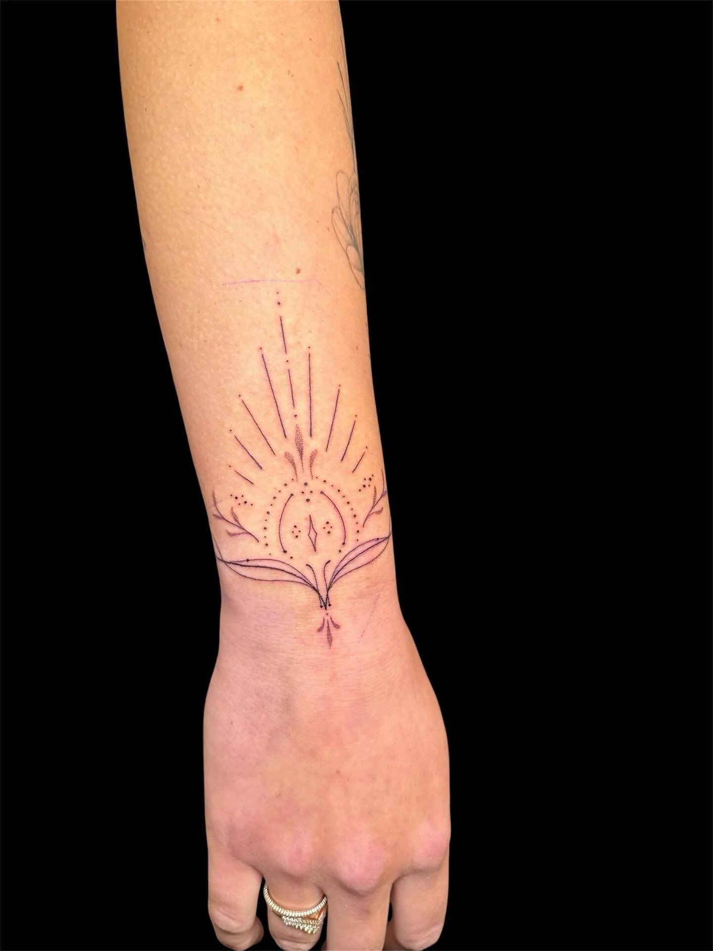 Bracelet for @xnicole.r 🙏🏻🙏🏻

#finelinetattoo #floraltattoo 
#mandala #ornamental #tattooshopalkmaar #alkmaar #tattoo #houseofronintattoos #tattoos #noordholland #dutchtattoo #tattoonederland #tattoocentre #alkmaartattoo #design #tattoos_of_insta