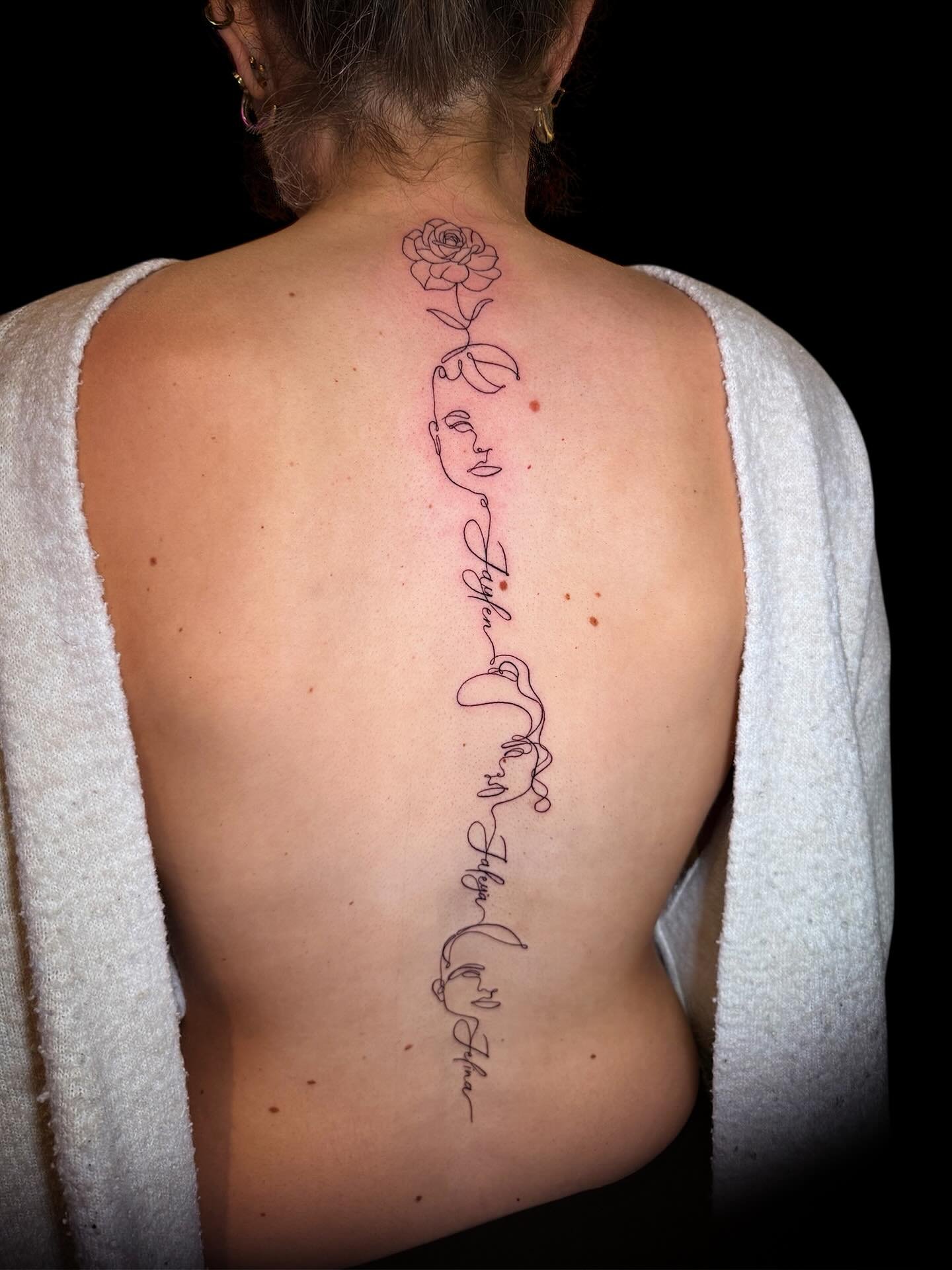 Lijntekening van haar 3 kinderen. 😍❤️ 

#finelinetattoo #floraltattoo 
#mandala #ornamental #tattooshopalkmaar #alkmaar #tattoo #houseofronintattoos #tattoos #noordholland #dutchtattoo #tattoonederland #tattoocentre #alkmaartattoo #design #tattoos_o