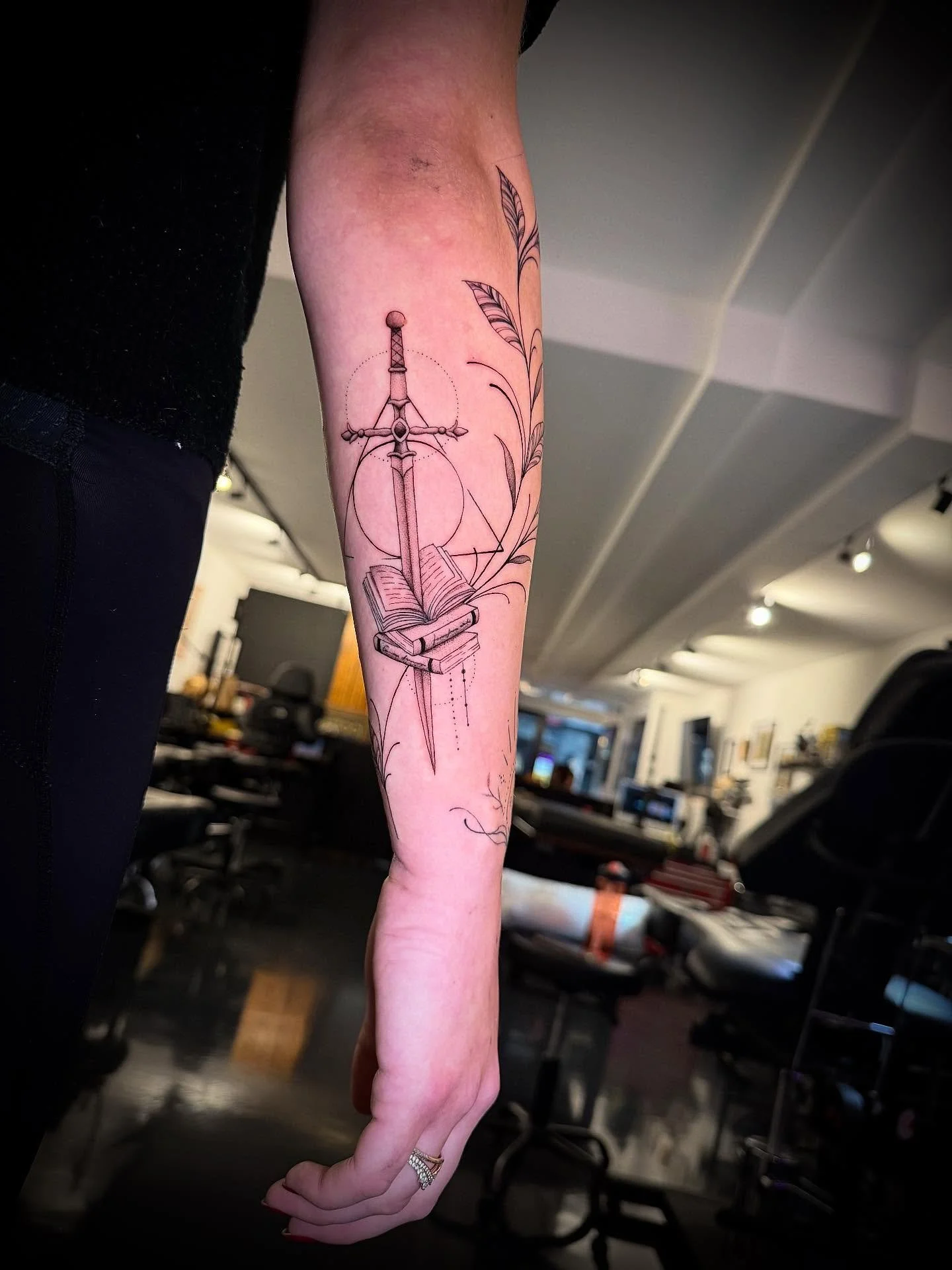 Loved making this one!😍 thanks @xnicole.r 

#finelinetattoo #floraltattoo 
#mandala #ornamental #tattooshopalkmaar #alkmaar #tattoo #houseofronintattoos #tattoos #noordholland #dutchtattoo #tattoonederland #tattoocentre #alkmaartattoo #design #tatto