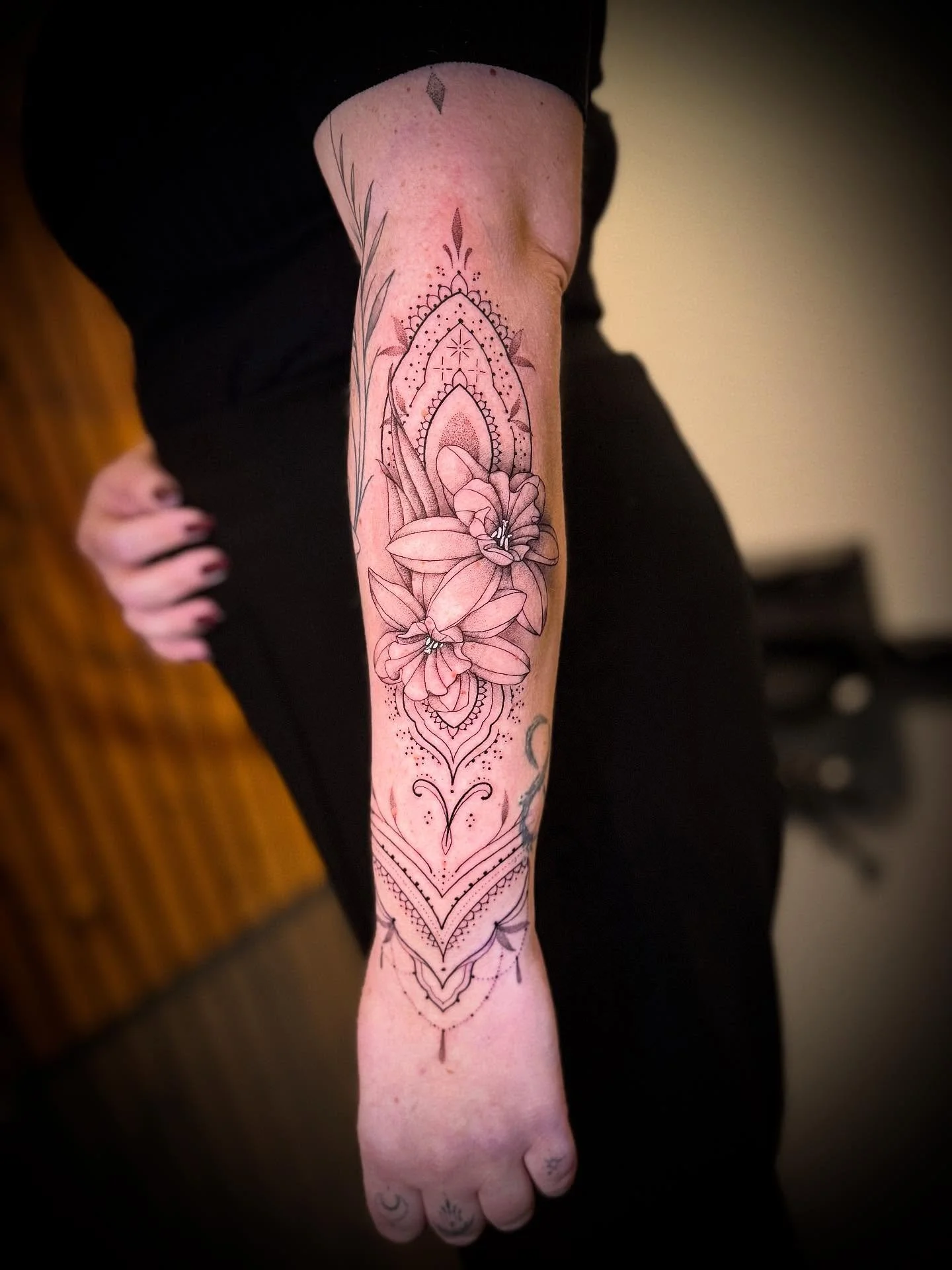 Lovely piece for @angie.van.kerkhof.luik 
Thanks again babe!

#finelinetattoo #floraltattoo 
#mandala #ornamental #tattooshopalkmaar #alkmaar #tattoo #houseofronintattoos #tattoos #noordholland #dutchtattoo #tattoonederland #tattoocentre #alkmaartatt