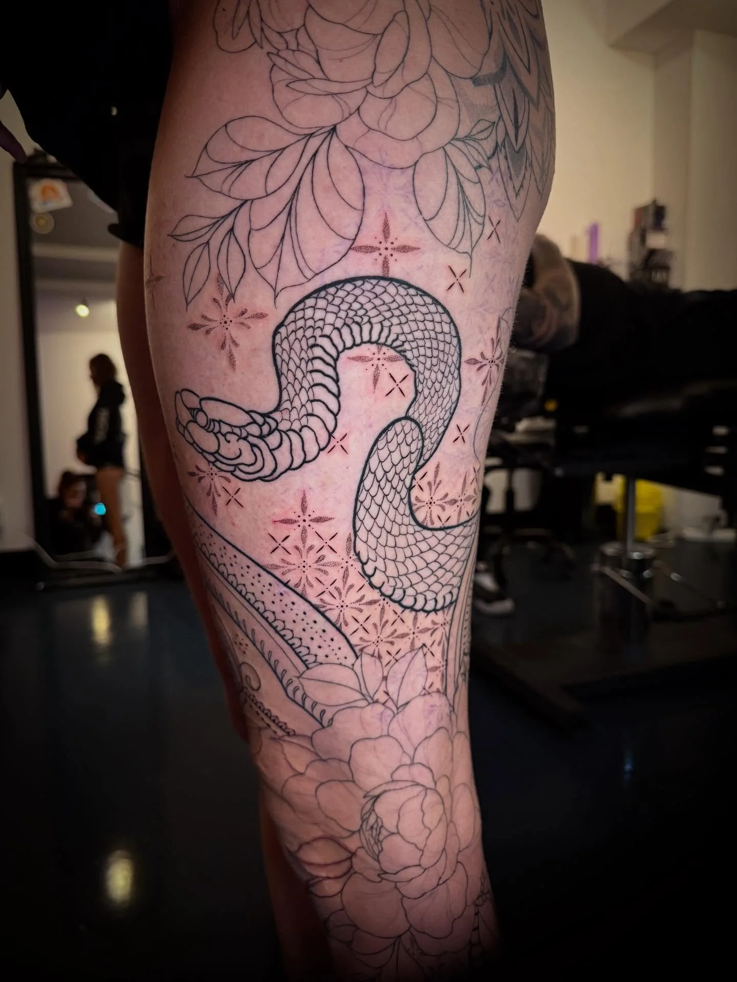 Sneakpeak. Still in progress. Love to work on this leg ❤️ @geertjevanduin 🙏🏻🙏🏻

#finelinetattoo #floraltattoo 
#mandala #ornamental #tattooshopalkmaar #alkmaar #tattoo #houseofronintattoos #tattoos #noordholland #dutchtattoo #tattoonederland #tat