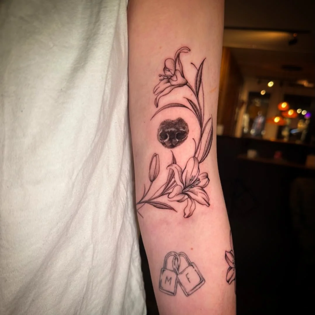 Honden snuit van haar overleden dierenvriend✨🖤

#finelinetattoo #floraltattoo 
#mandala #ornamental #tattooshopalkmaar alkmaar tattoo houseofronintattoos tattoos noordholland dutchtattoo tattoonederland tattoocentre alkmaartattoo design tattoos_of_i