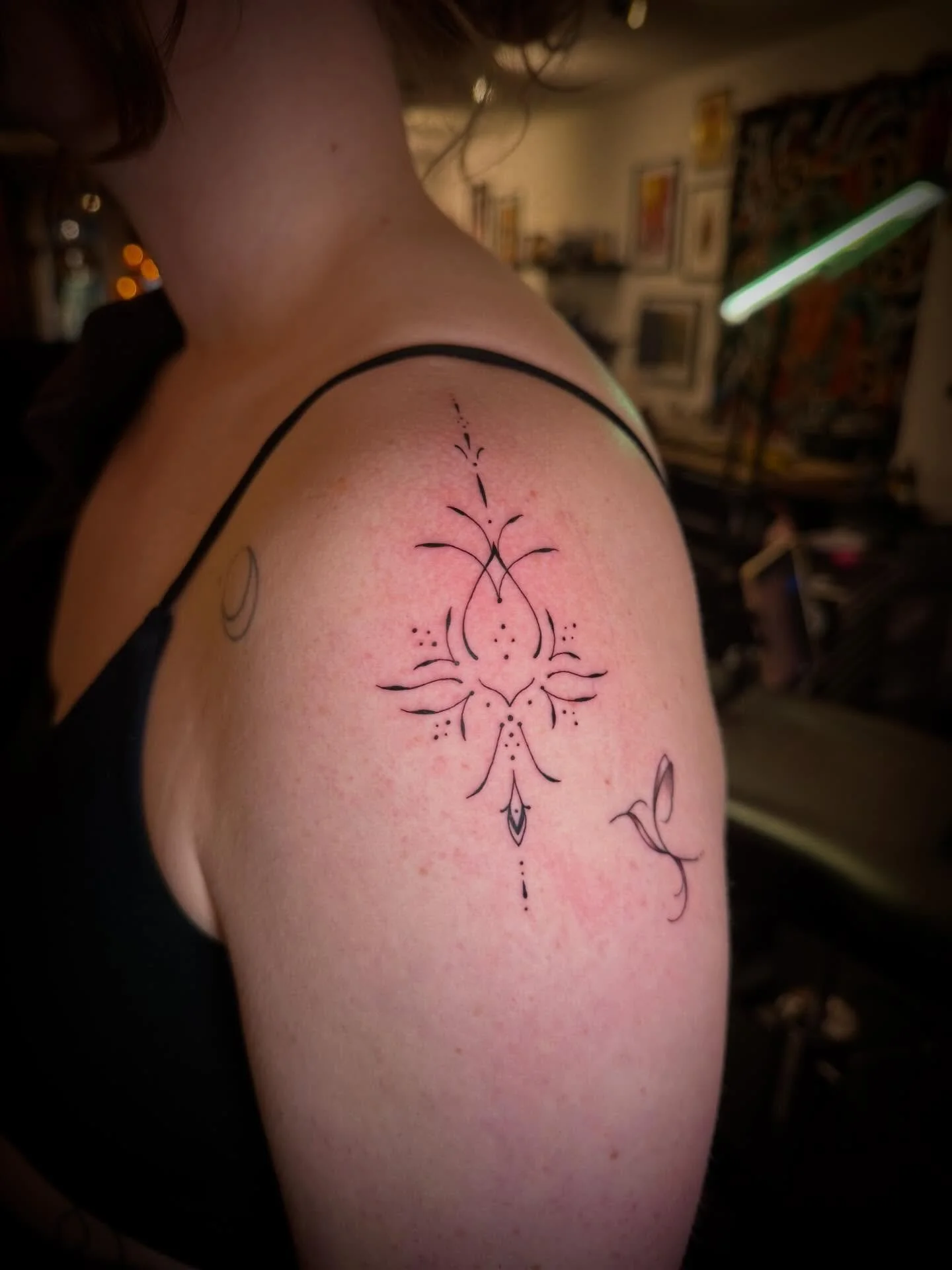 Cute ornament for @ismenesteenhuis  thanks!

#ornament #ornamenttattoo #smalltattoo