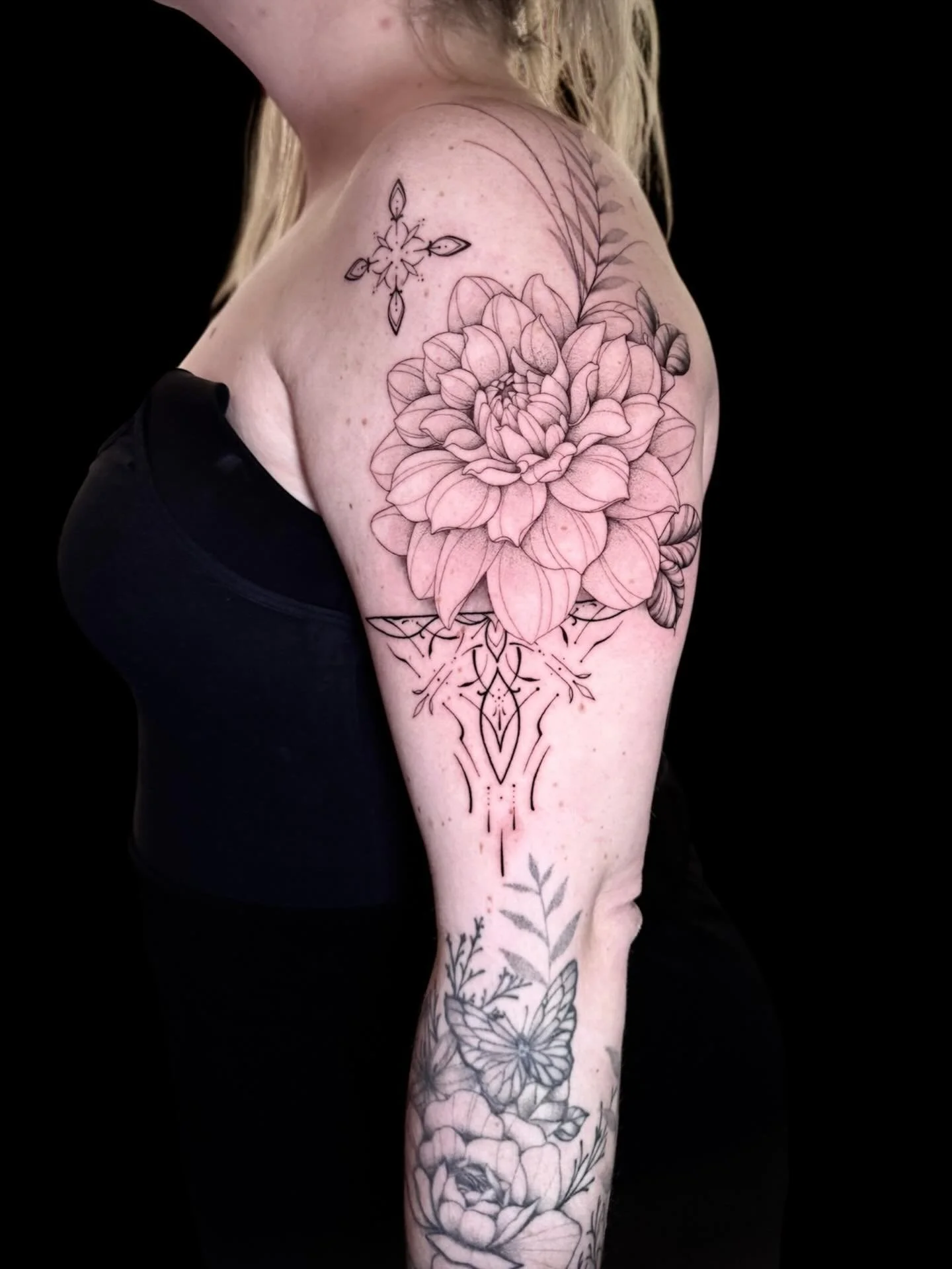 Uitbreiding voor @nadinebobeldijk ❤️🥰🥰🥰

#finelinetattoo #floraltattoo 
#mandala #ornamental #tattooshopalkmaar #alkmaar #tattoo #houseofronintattoos #tattoos #noordholland #dutchtattoo #tattoonederland #tattoocentre #alkmaartattoo #design #tattoo