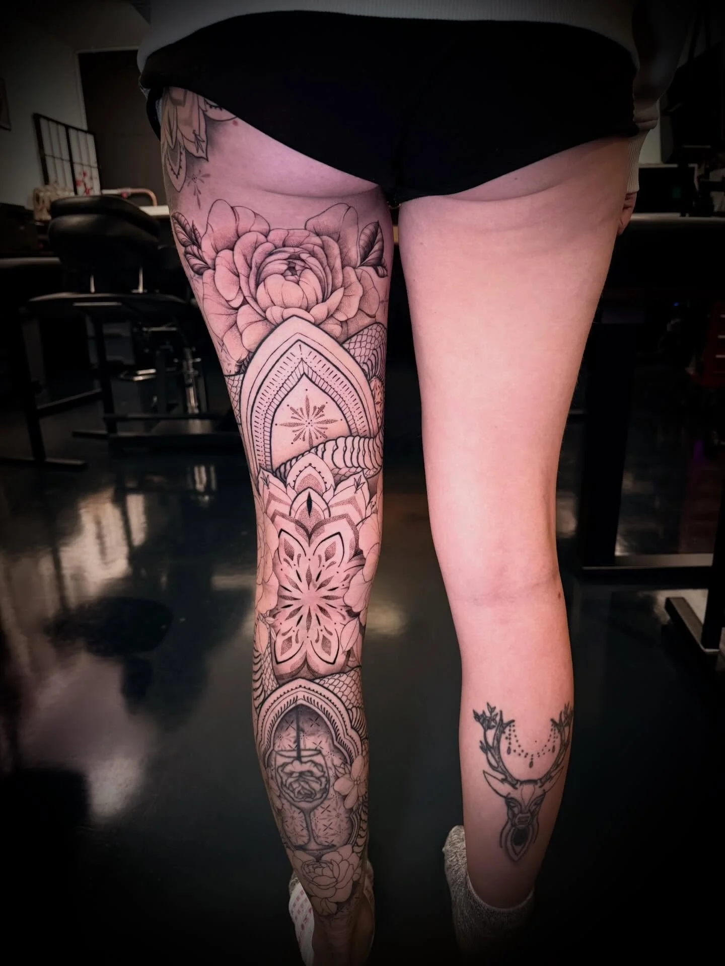 Legsleeve in progress 😍

#legsleeve #ornamentaltattoo 
#finelinetattoo #floraltattoo 
#mandala