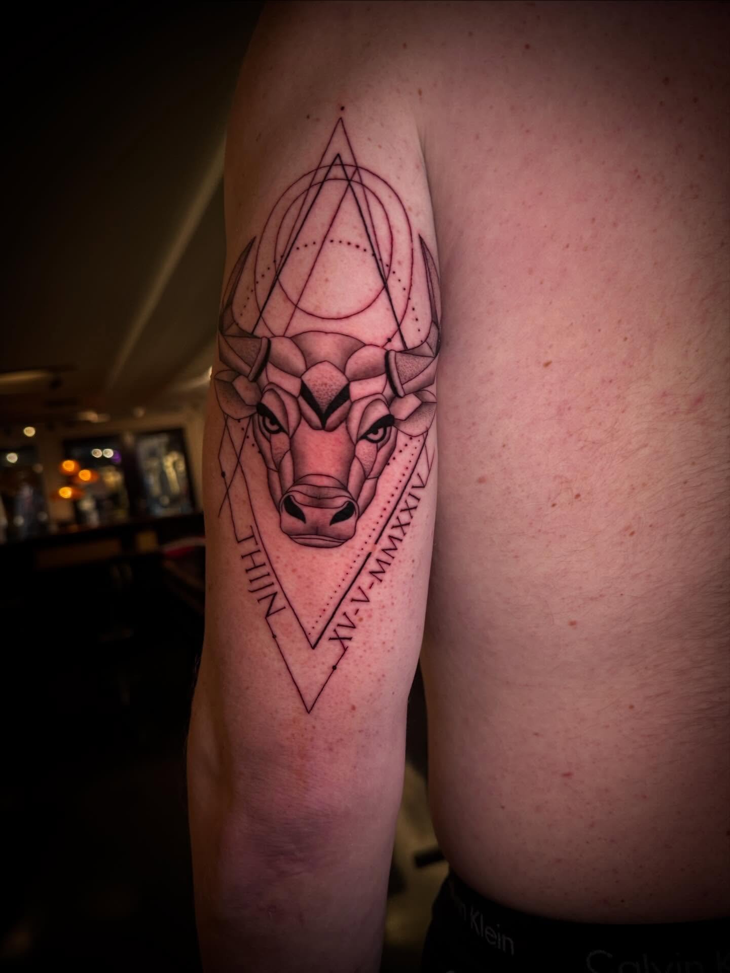 Leuke tattoo mogen zetten bij @daanbakker25 !

Thanksss🙌🏻

#finelinetattoo #floraltattoo 
#mandala #ornamental #tattooshopalkmaar alkmaar tattoo houseofronintattoos tattoos noordholland dutchtattoo tattoonederland tattoocentre alkmaartattoo design 