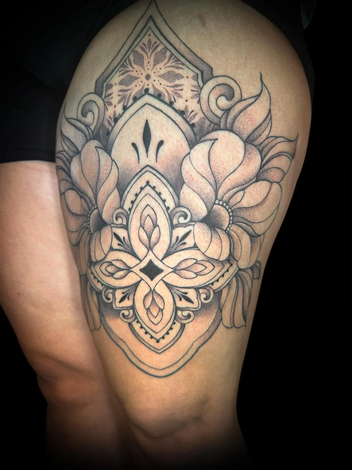 Ornamental piece for my girl @xbdn_ 

#finelinetattoo #floraltattoo 
#mandala #ornamental #tattooshopalkmaar alkmaar tattoo houseofronintattoos tattoos noordholland dutchtattoo tattoonederland tattoocentre alkmaartattoo design tattoos_of_instagram ta