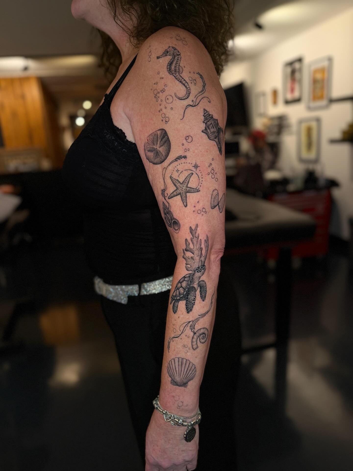 Onderwaterwereld voor @angeliquewieman 

#scallopshell #finelinetattoos #turtletattoo