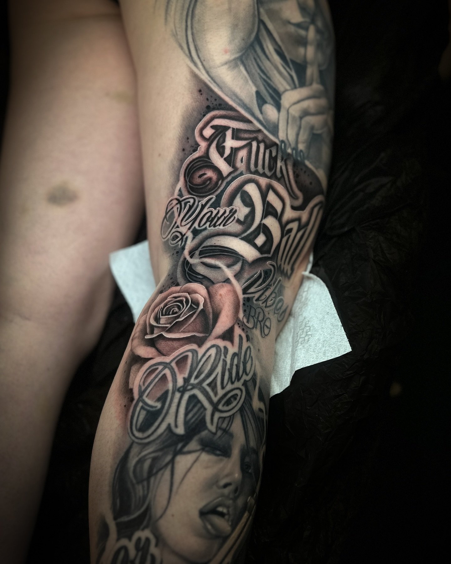 Nice little filler for @naomjk 
Done @house_of_ronin_tattoos 
#LegTattoo #LetteringTattoo #BlackAndGreyTattoo #RealismTattoo #ChicanoTattoo #TattooLettering #PortraitTattoo #TattooRoses #DarkArtTattoo #TattooDesign #HouseOfRonin #TattooArtists #Tatto