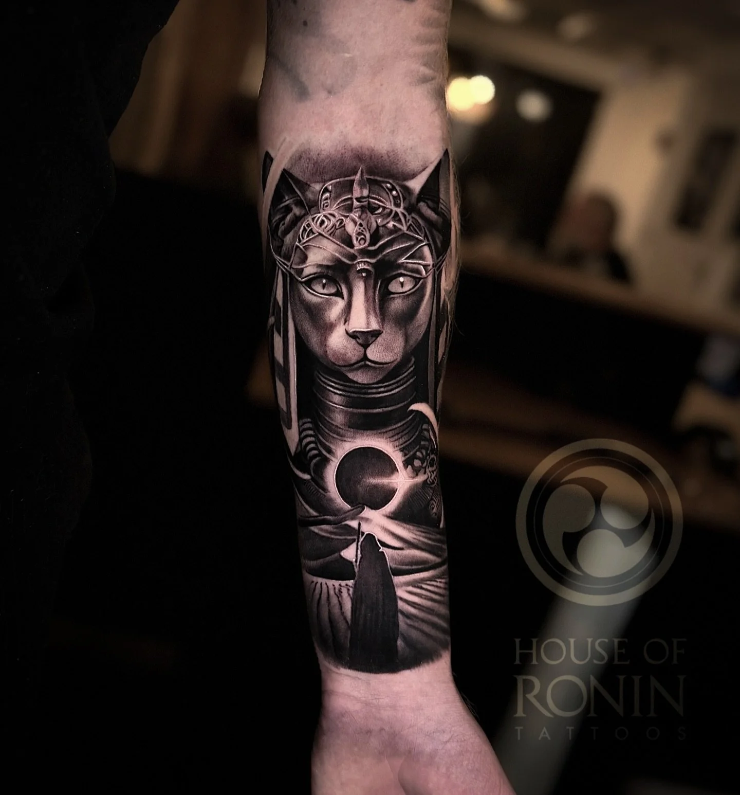 Bastet the Egyptian goddess of love on my boy @jelmer_jw 
Done @house_of_ronin_tattoos 
houseofronintattoos.com

#tattoo #tattoos #tattooart #tattoodesign #tattoolife #realistictattoo #blackandgreytattoo #egyptiantattoo #bastettattoo #catgodtattoo #r