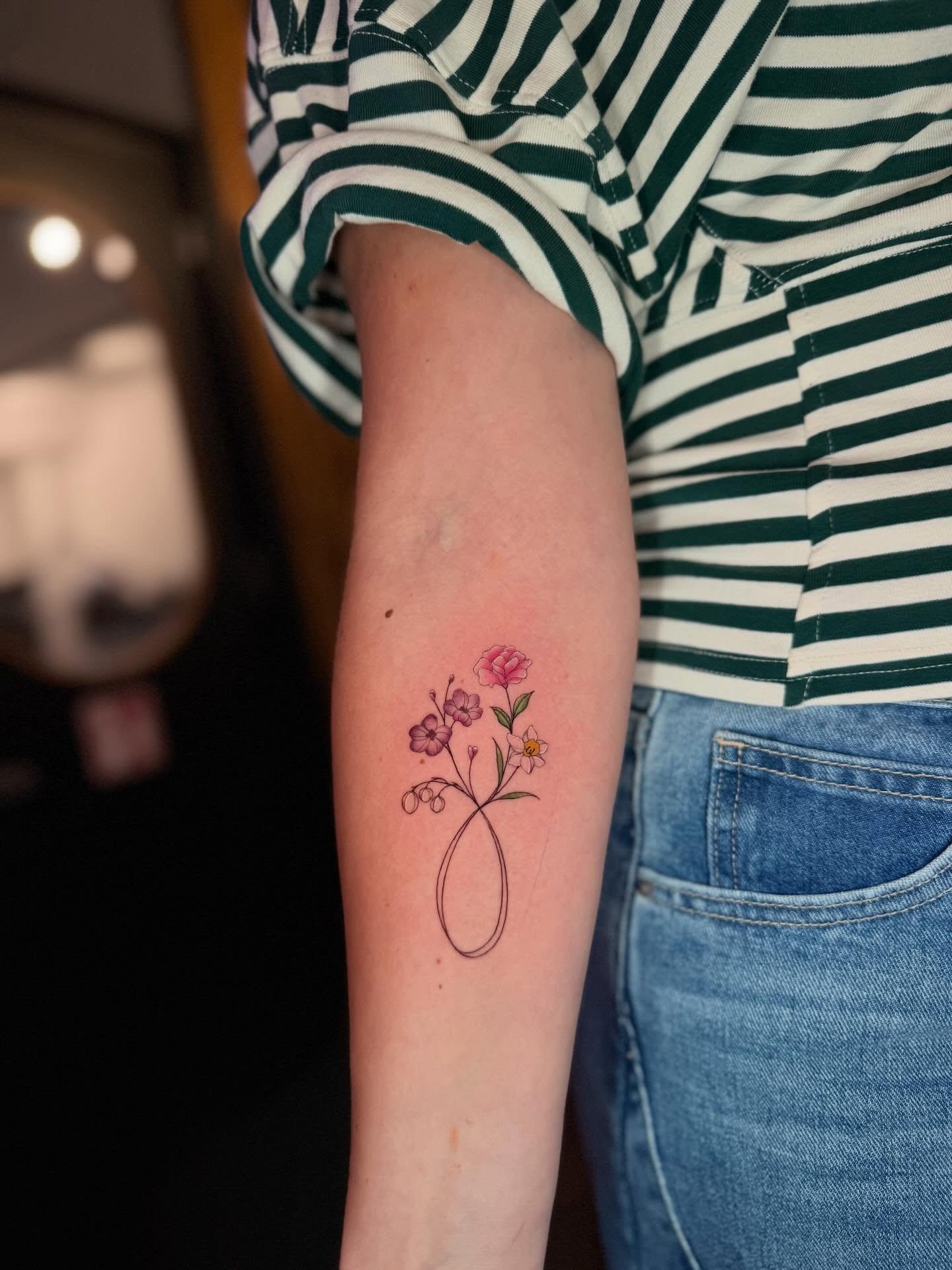 Altijd leuk om iemand z&rsquo;n eerste tattoo te zetten!💕 
#flowertattoos #birthflowertattoo