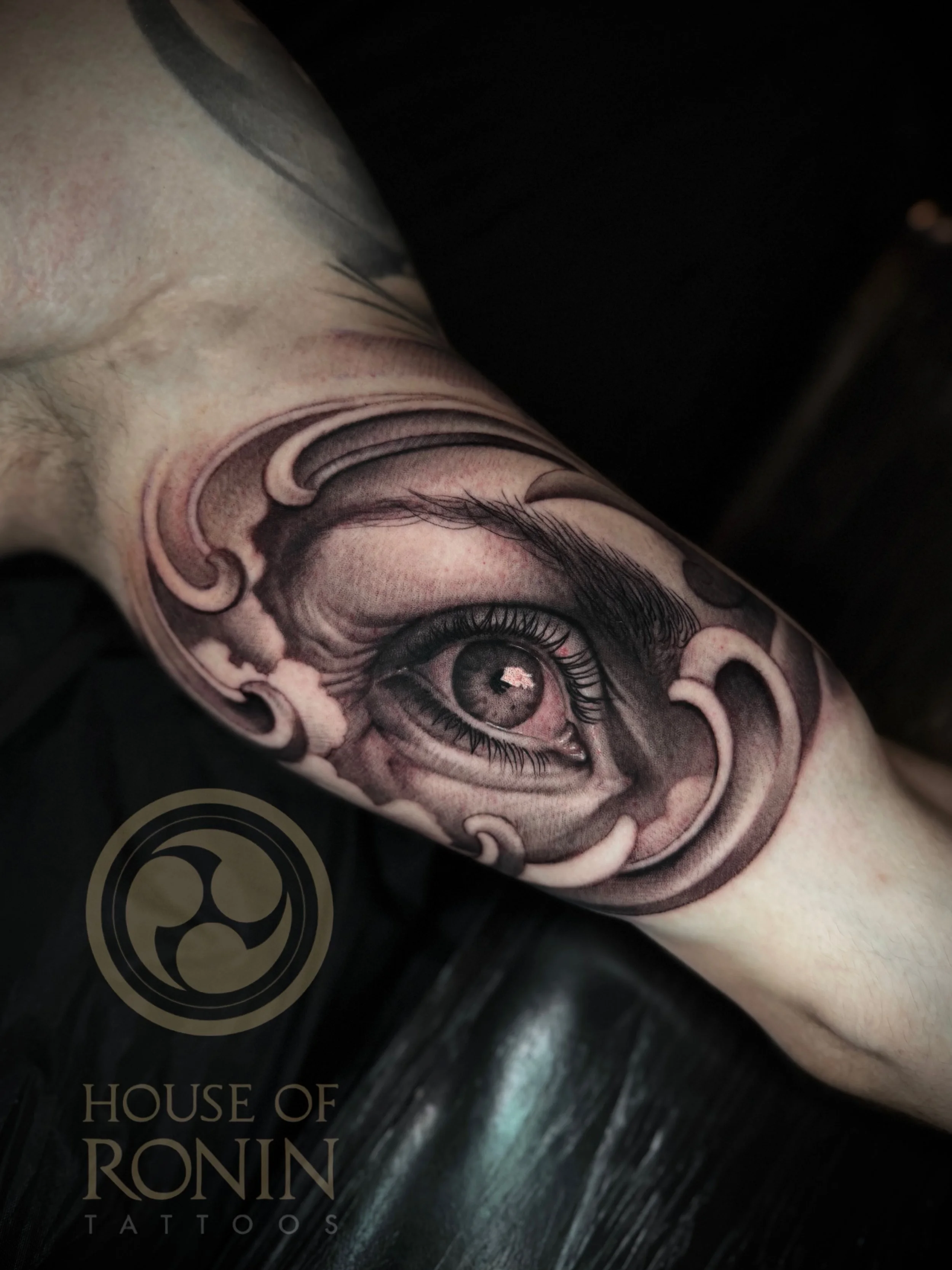 Done @house_of_ronin_tattoos 
www.houseofronintattoos.com

#blackandgreytattoo #eyetattoo #filigreetattoo #alkmaartattoo #houseofronin