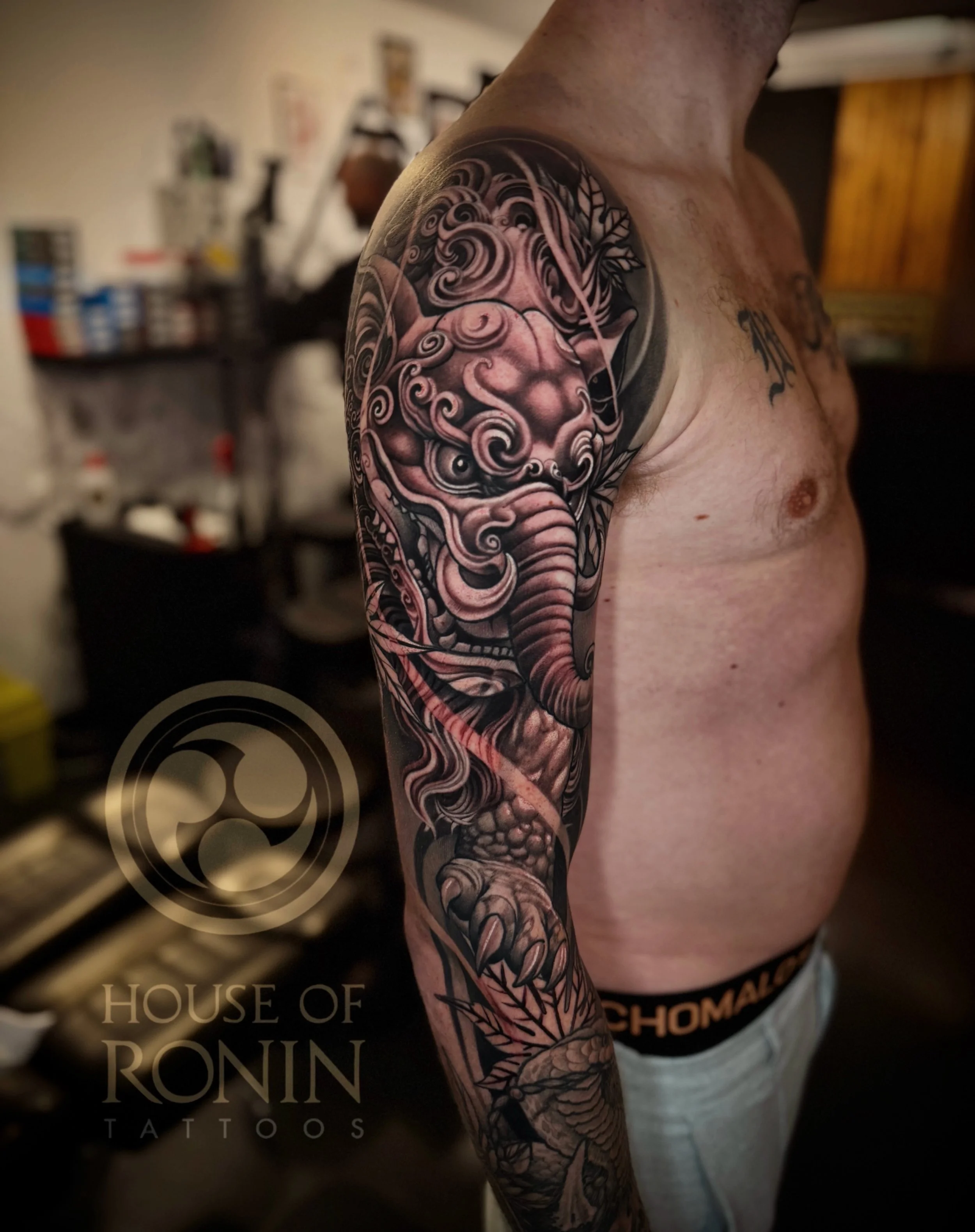 Progress on @joey.vree his Baku and foo dog sleeve..
houseofronintattoos.com

#bakutattoo #japanesetattoo #blackandgreytattoo #alkmaartattoo #houseofronintattoos
