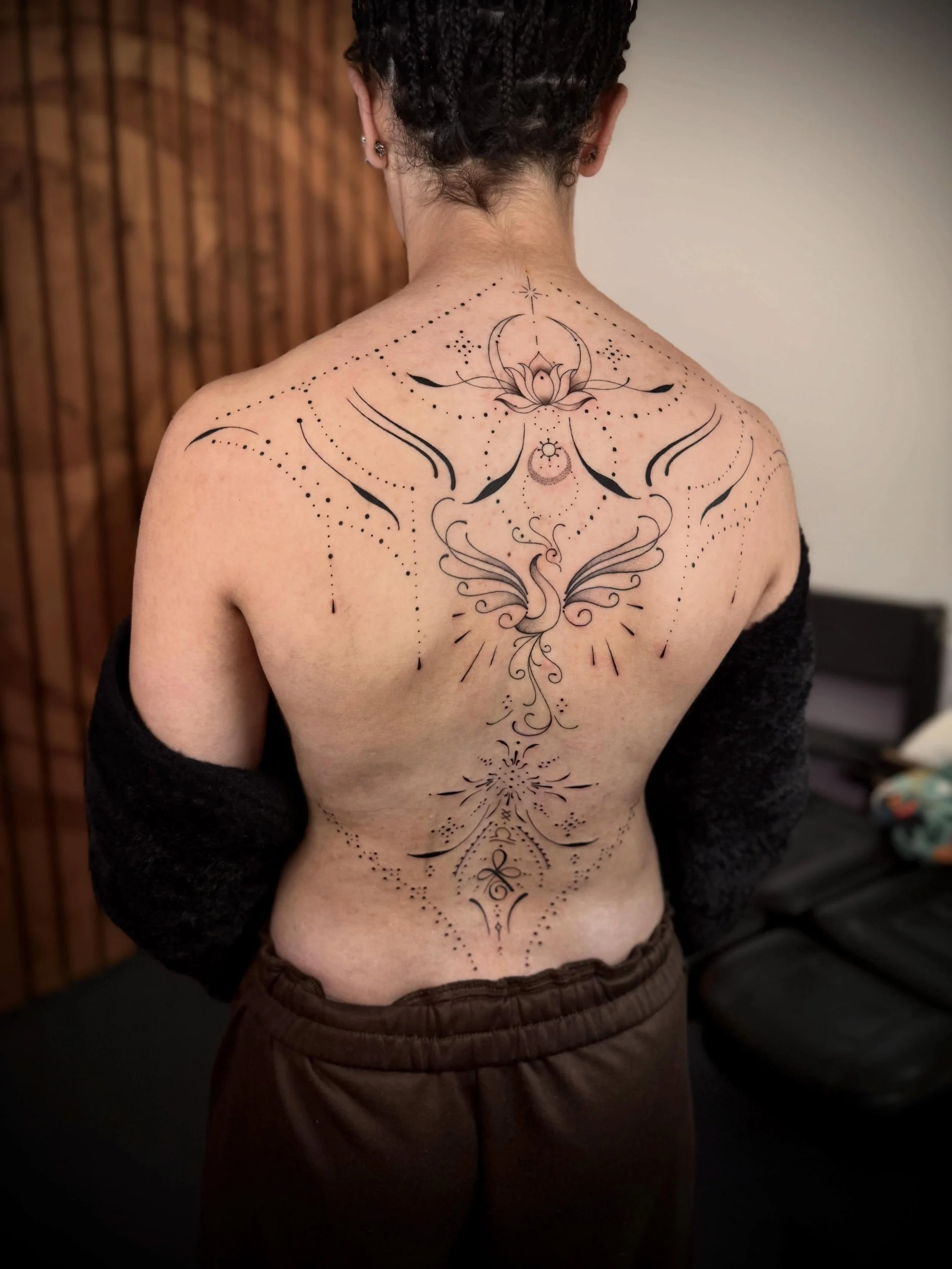 Haar eerste tattoo!😍🫶🏻 
#badass #backpiece #ornamentalbackpiece #finelinetattoos
