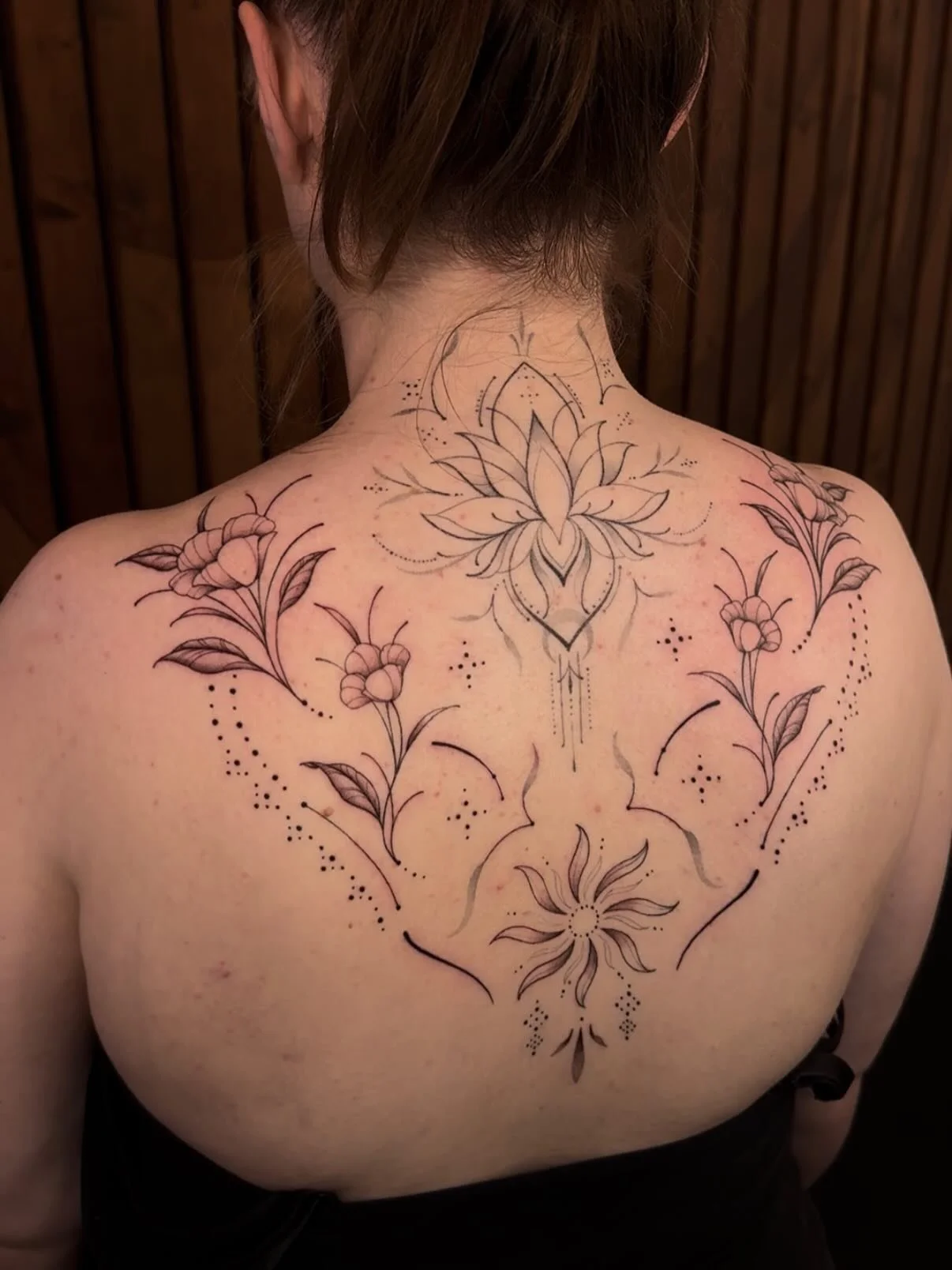 Another backpiece😍😍😍 

Bedankt @feiefloor ❤️

#backpiecetattoo #ornamentaltattoo #finelinetattoos #ornamentalbackpiece