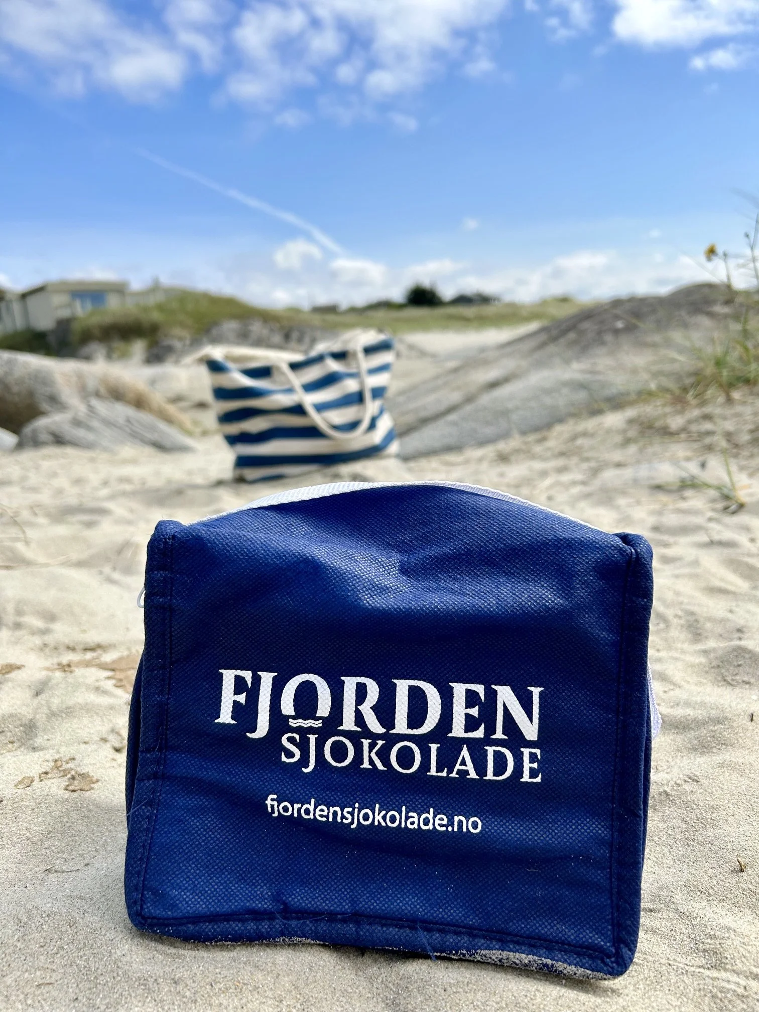Fjorden Sjokolade. Sommer. Kjølebag. Sjokolade på stranden.