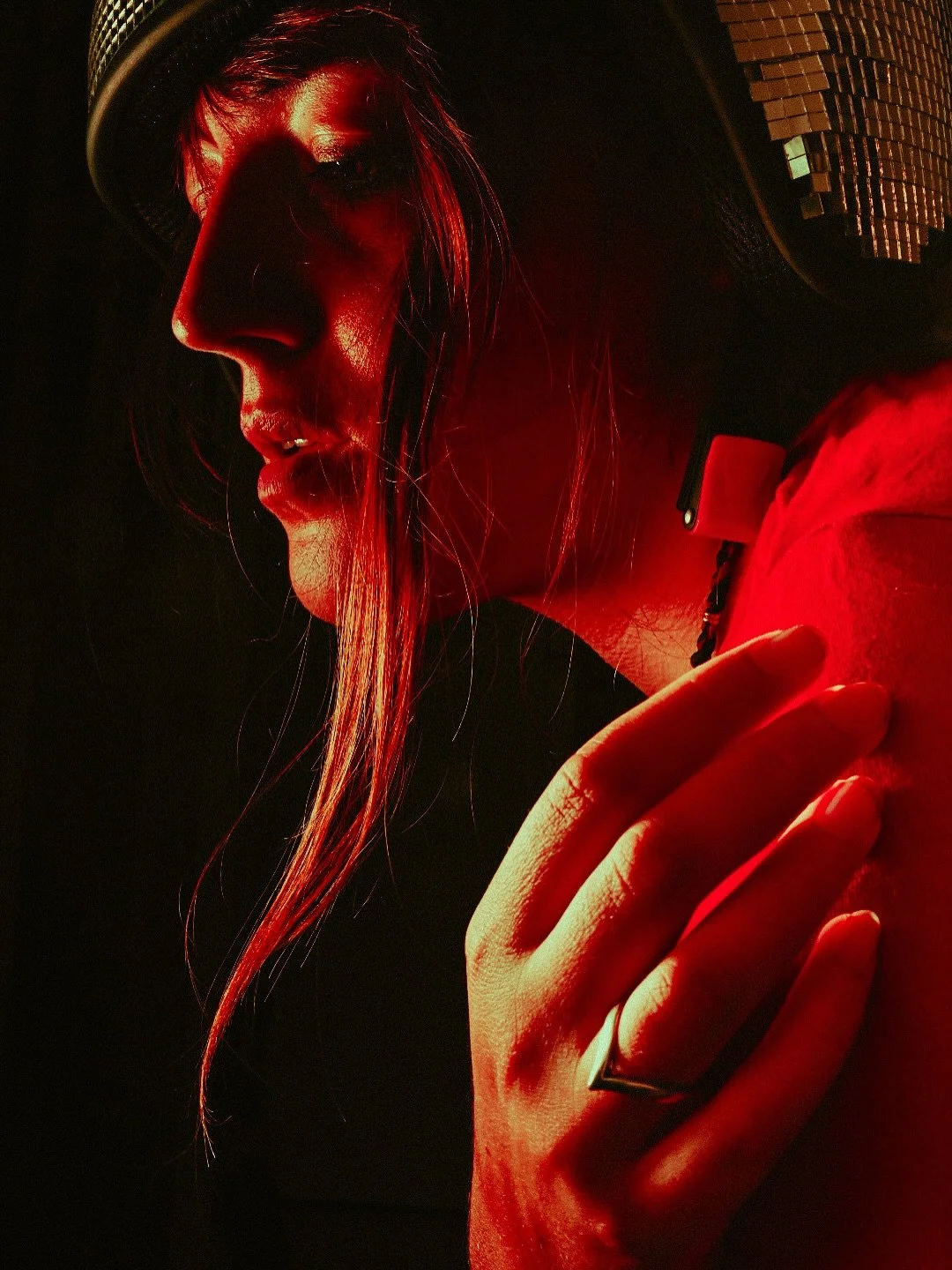 Je mets des filtres disco dans des larmes couleur mascara 

Autoportraits 🍒