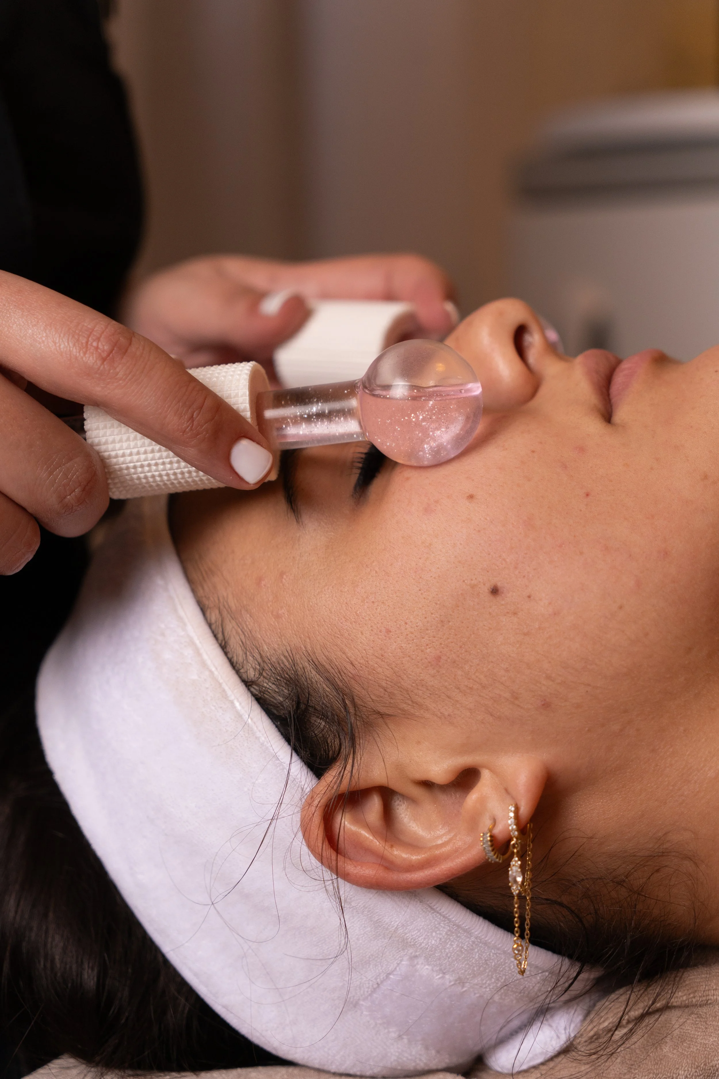 Pourquoi mon visage est-il gonflé au réveil ?                       Les causes les plus fréquentes et nos conseils