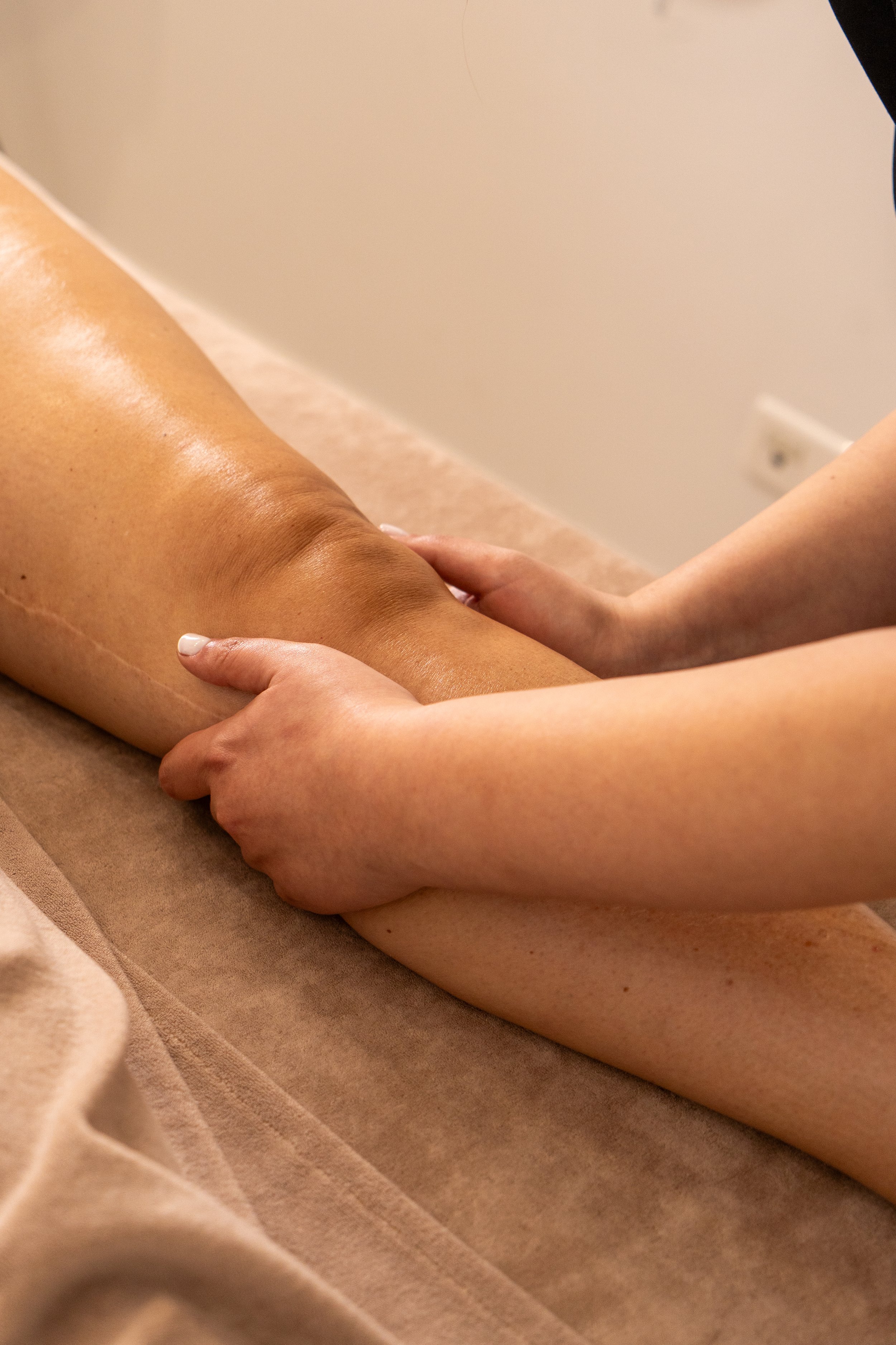 Une personne recevant un massage sur la jambe.