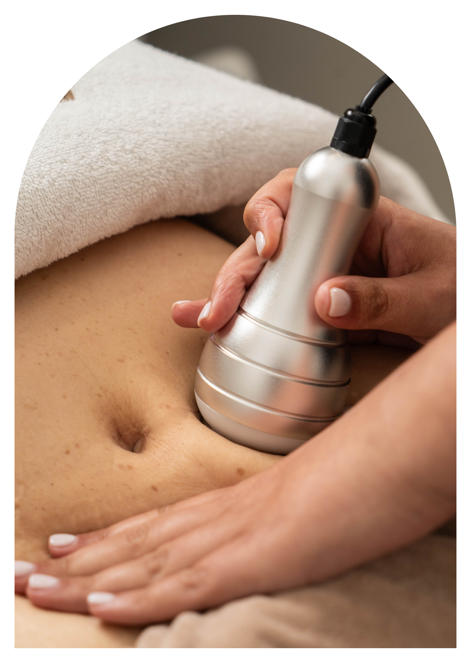 Une personne reçoit un traitement de cavitation esthétique sur le ventre à l'aide d'un appareil portable en cabine de soin.