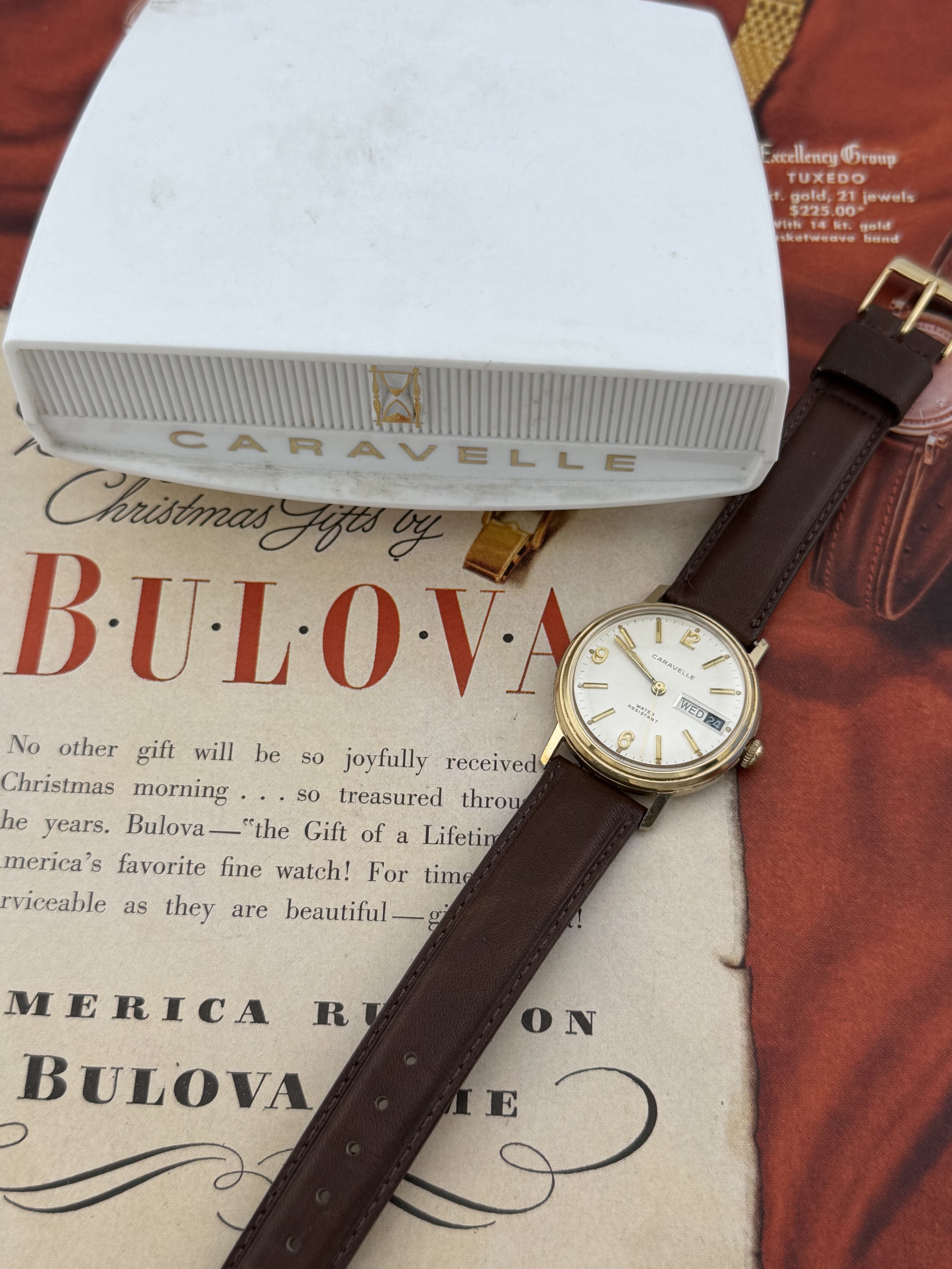 Caravelle by Bulova | 17 Jewels | Manual Wind | Cal. 11ULCB | Day-Date | Silver Dial | Gold-Tone Case | 1970