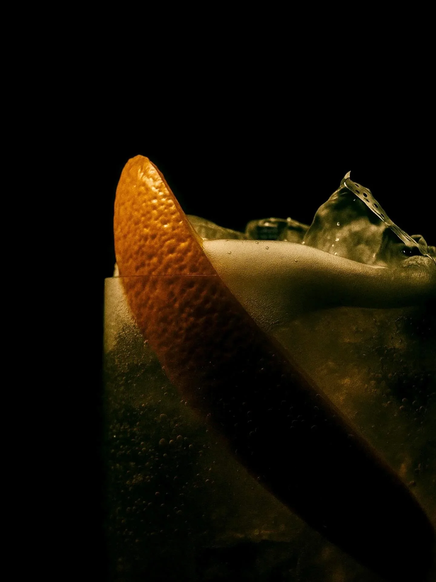 Get wicked with our Blood & Bubbles cocktail 🍊✨
Chilled, effervescent, and dangerously delicious — perfect for Halloween night.
✨Ingredients (Chilled):
1 blood orange, juiced
1½ oz West End Gin
¼ cup prosecco
➡️ Instructio