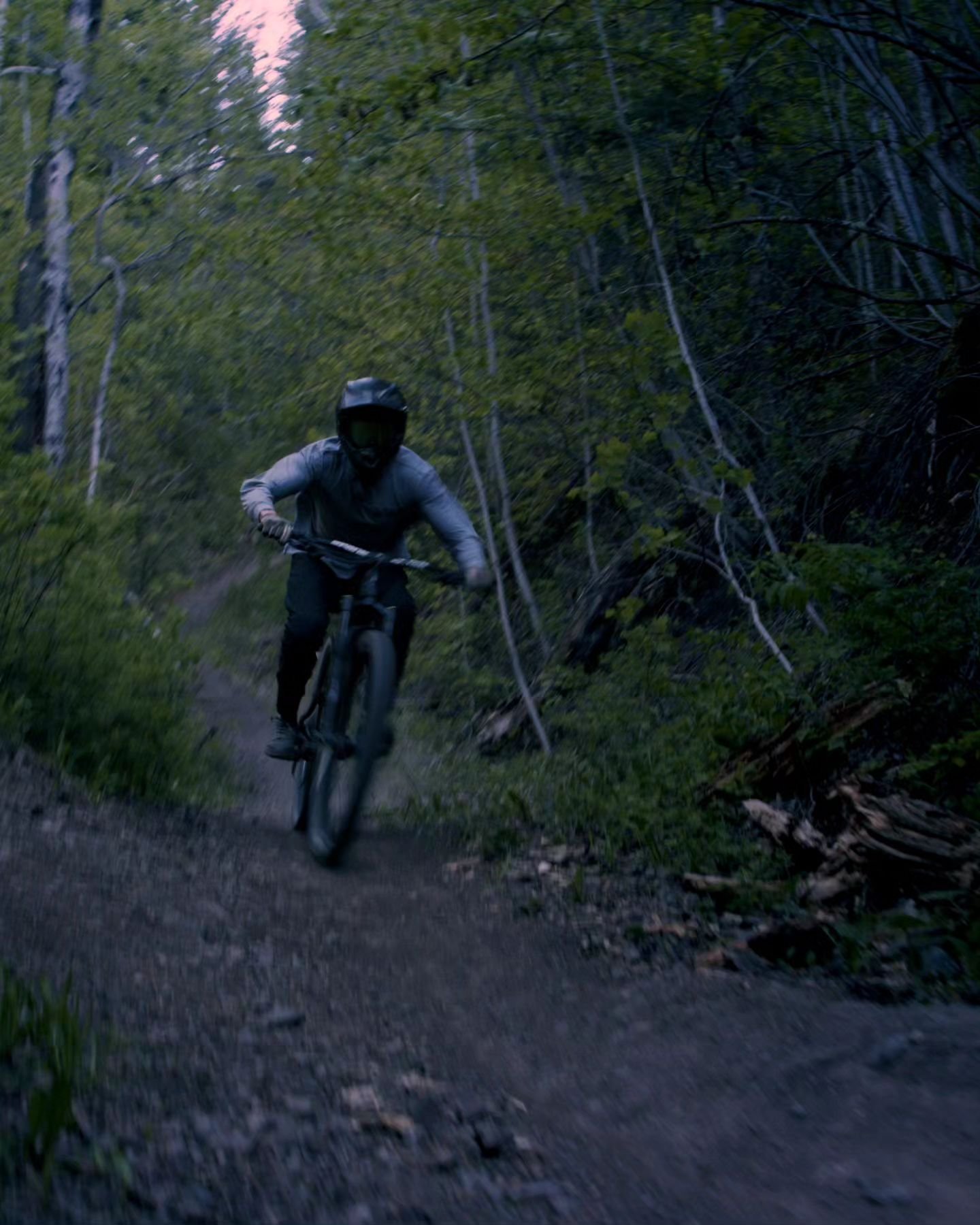 Who's ready for some dark moody bike laps! 
What's your ideal riding conditions, dark and moody or bright and light?
📷: @figurefourfilmworks

-
#maraclothingco #maraclothing #developedforadventure #mountainbiking
