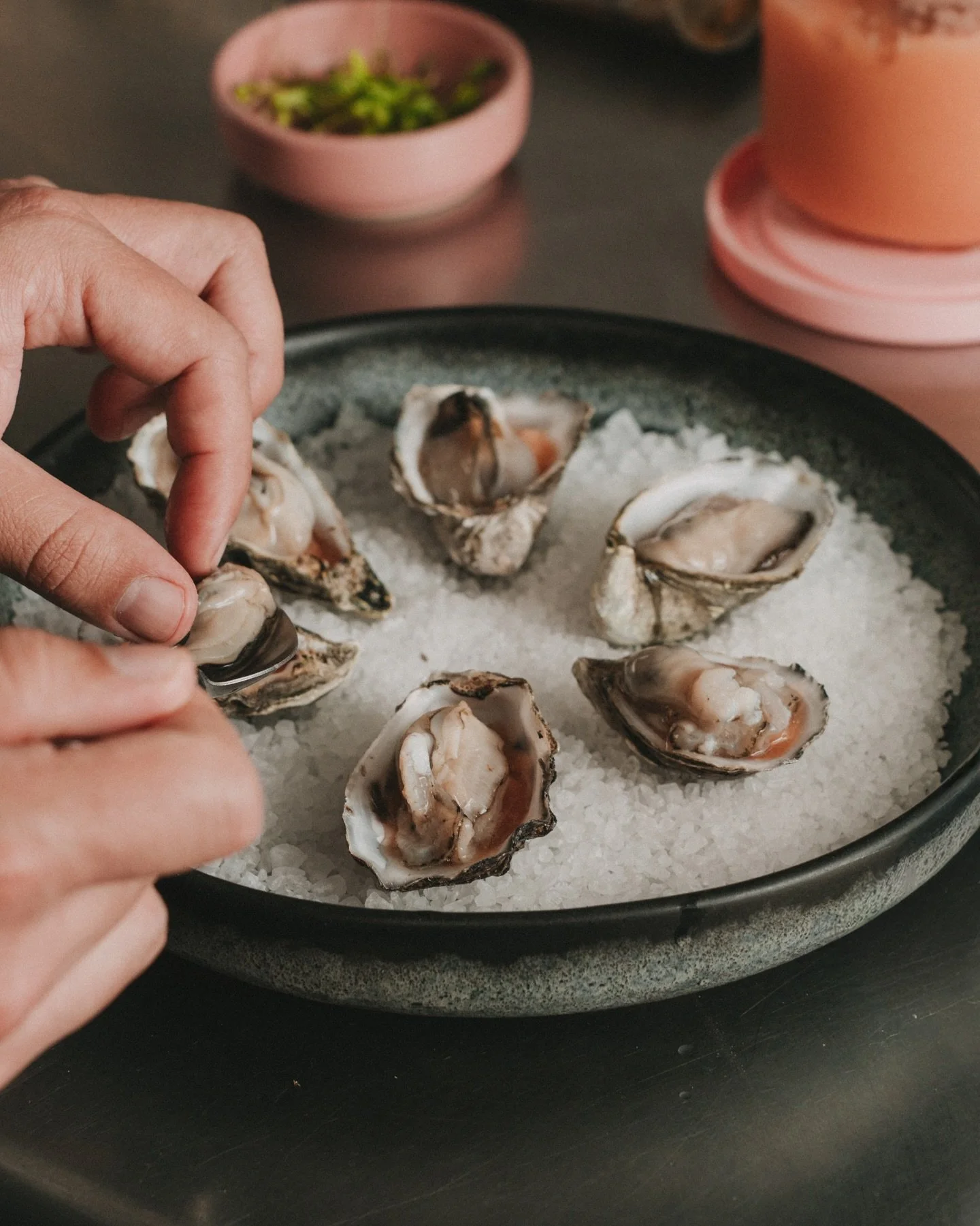 𝗔 𝗳𝗿𝗲𝘀𝗵 𝘁𝗮𝘀𝘁𝗲 𝗼𝗳 𝘀𝘂𝗺𝗺𝗲𝗿☀️

 Chef Eduardo Salgado prepares Pai Pai oysters with melon granite, sea urchin powder, and micro cilantro. The perfect bite for warm days.🦪

 #bajashellfishfarms #oyster #seafarm #seafood