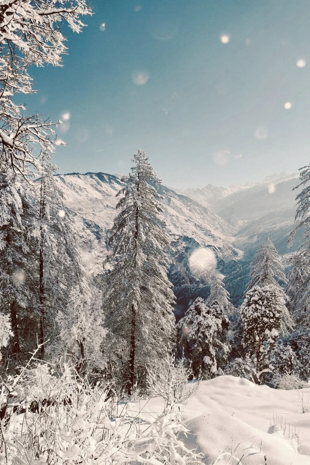 Snow-covered mountains under soft sky light, evoking Skadi’s northern domain for a handmade scented candle with a clean-burning wooden wick.