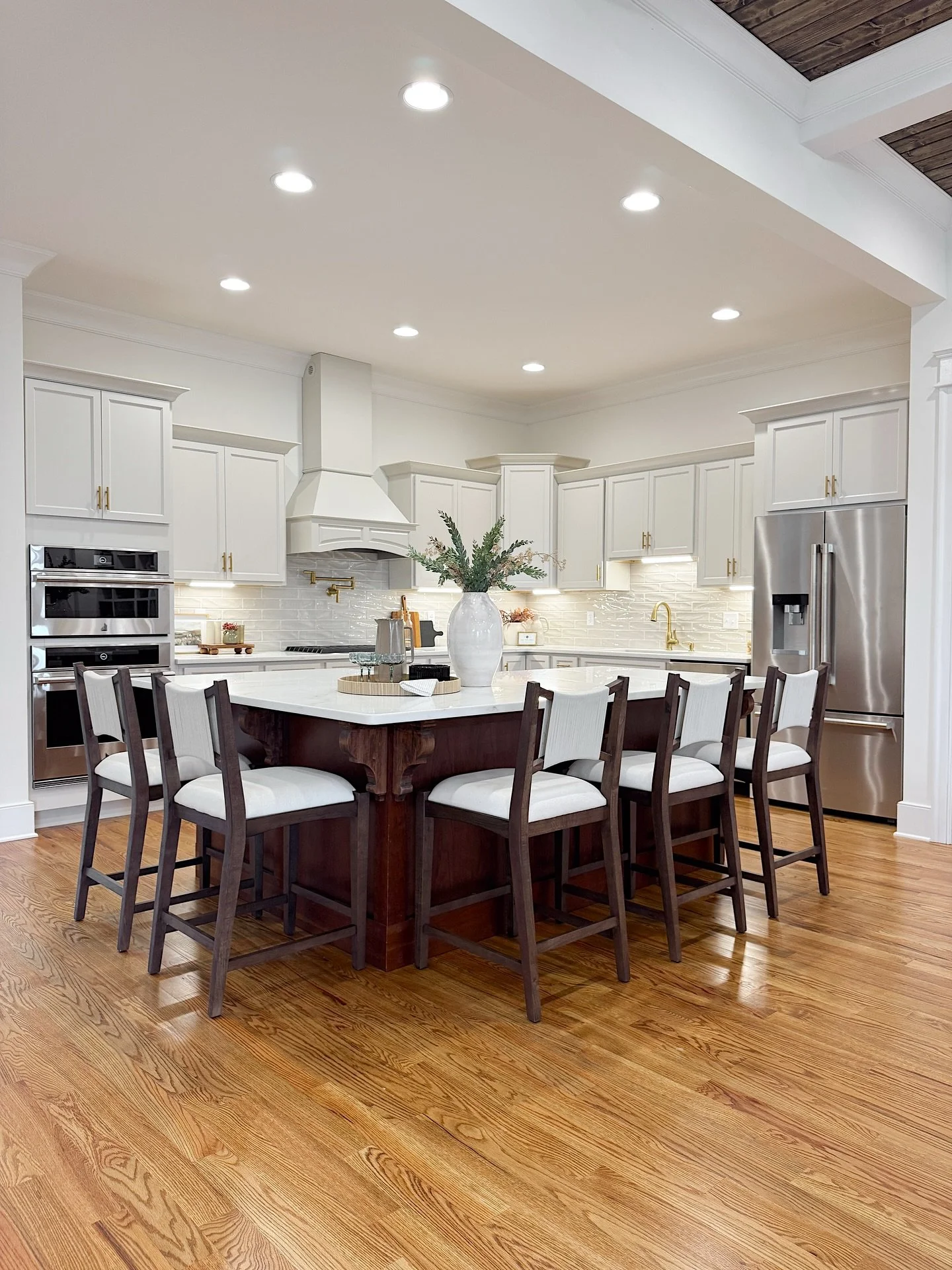 We hope you enjoy a large carousel of this beautiful house because we simply couldn&rsquo;t narrow down our favorite photos any further 🎠✨🏡

Address: 2208 Launcelot Rd 
Listing Agent: Jim Hughes @hughesgrouptn 

#chattanoogahomestaging #homestaging