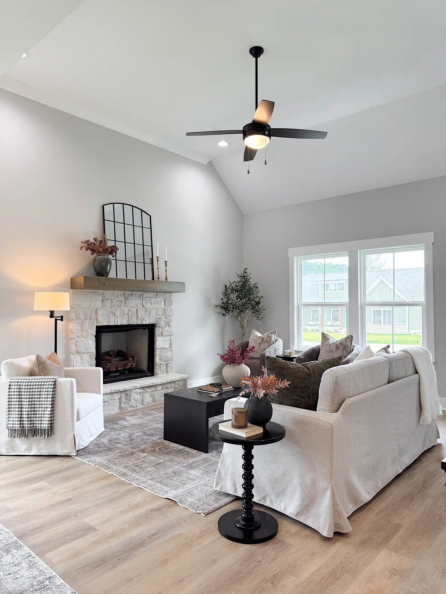 We staged it, we love it, we kinda want to move right in 🤍🤍
Shoutout to @sw_home_design for always giving us a beautiful canvas to work with 🤗